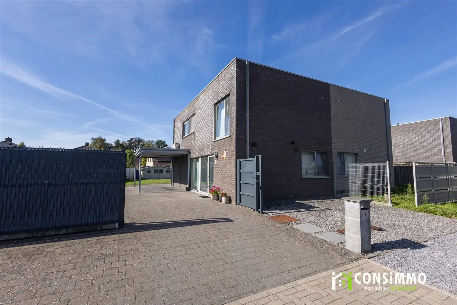 Energiezuinige gezinswoning met EPC A, 3 slaapkamers en zuidwestgerichte tuin in Oudsbergen foto {{pictureIndex}}