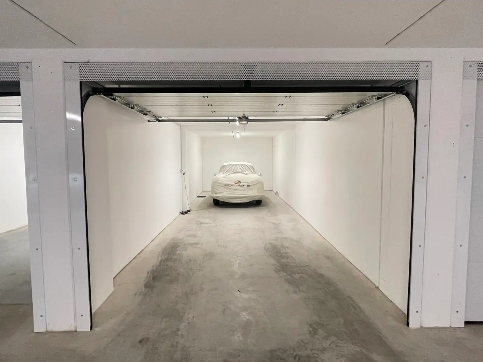 Dubbele gesloten garagebox nabij het Albertplein – met autolift foto 2