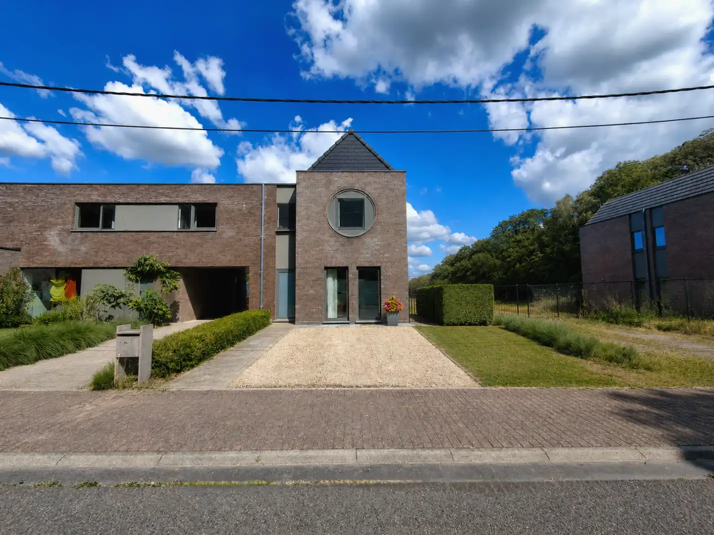 ZEER ENERGIEZUINIGE HOB IN CENTRUM LOTENHULLE MET 3 SLPKS, DUBBELE CARPORT & TUIN foto {{pictureIndex}}