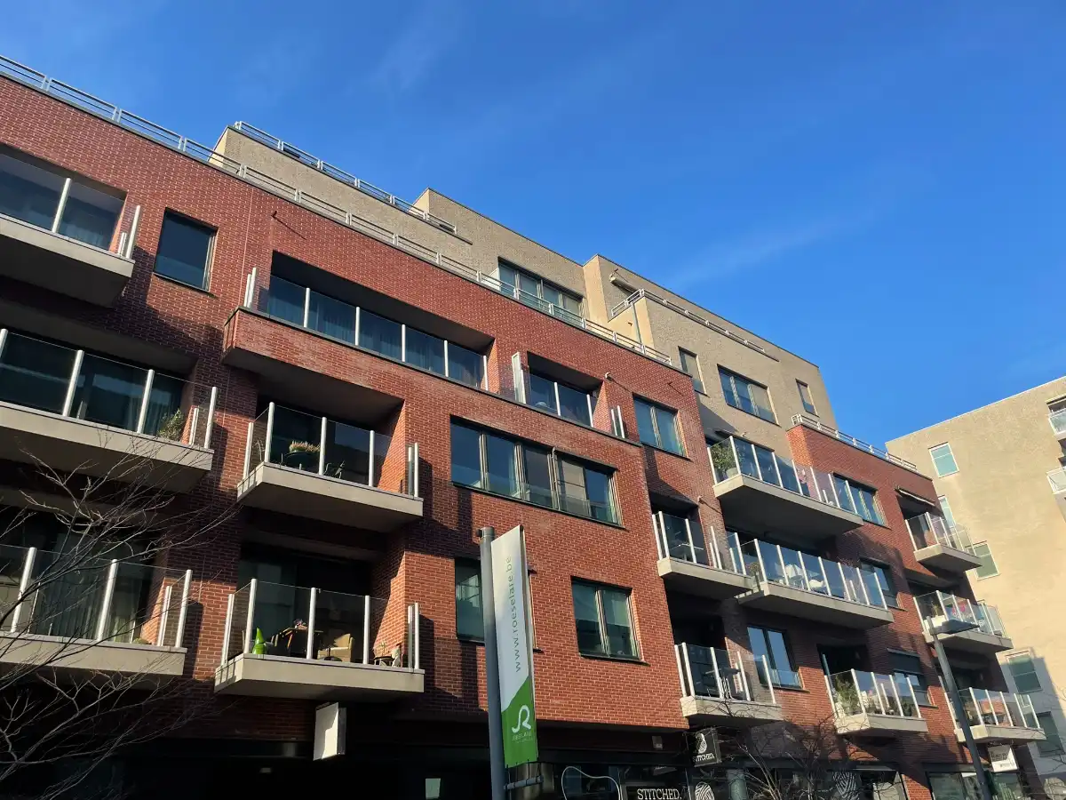 Instapklaar twee slaapkamer APP + terras, bergruimte & garage foto 2