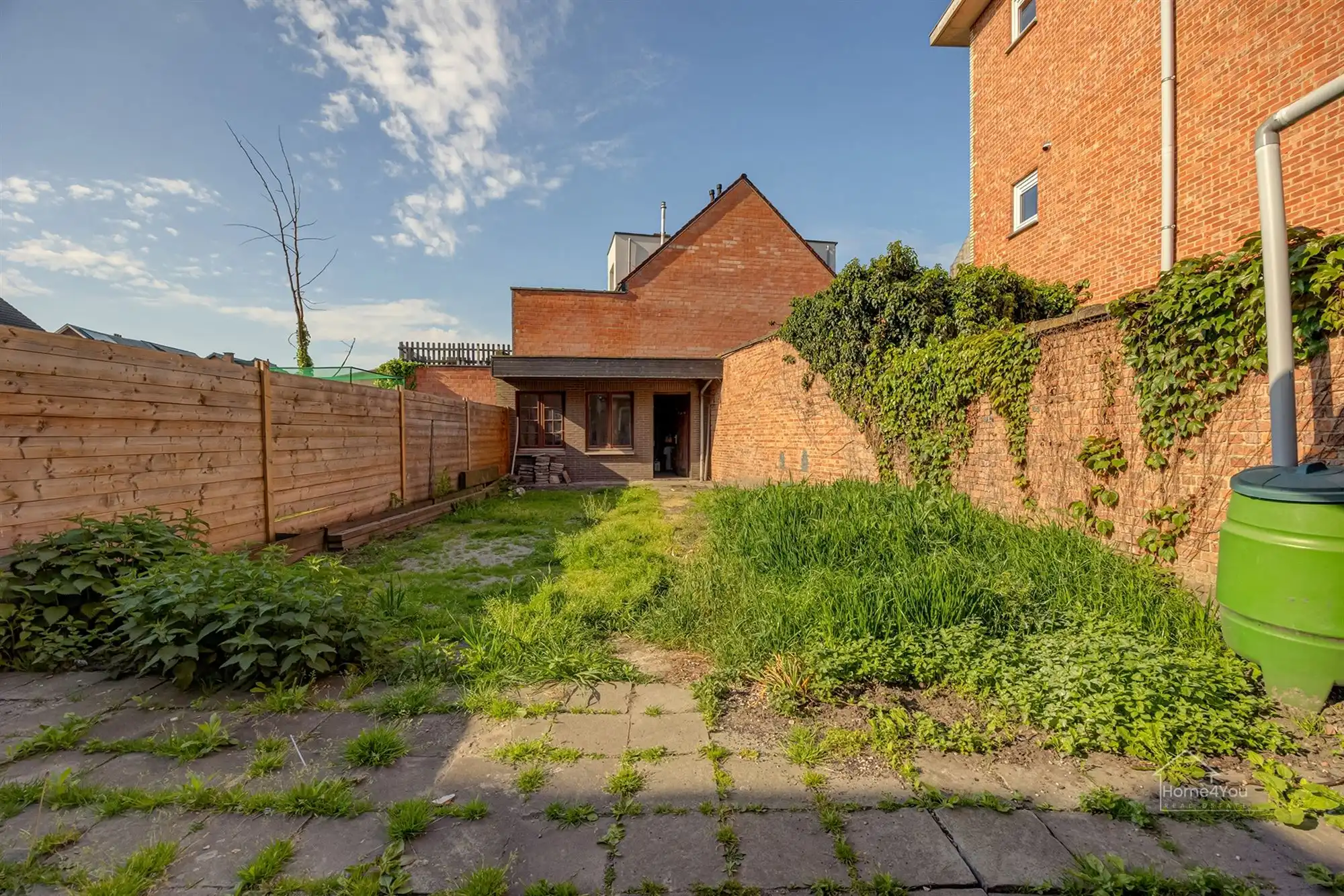 Op te frissen woning met zéér ruime extra zolder foto 9