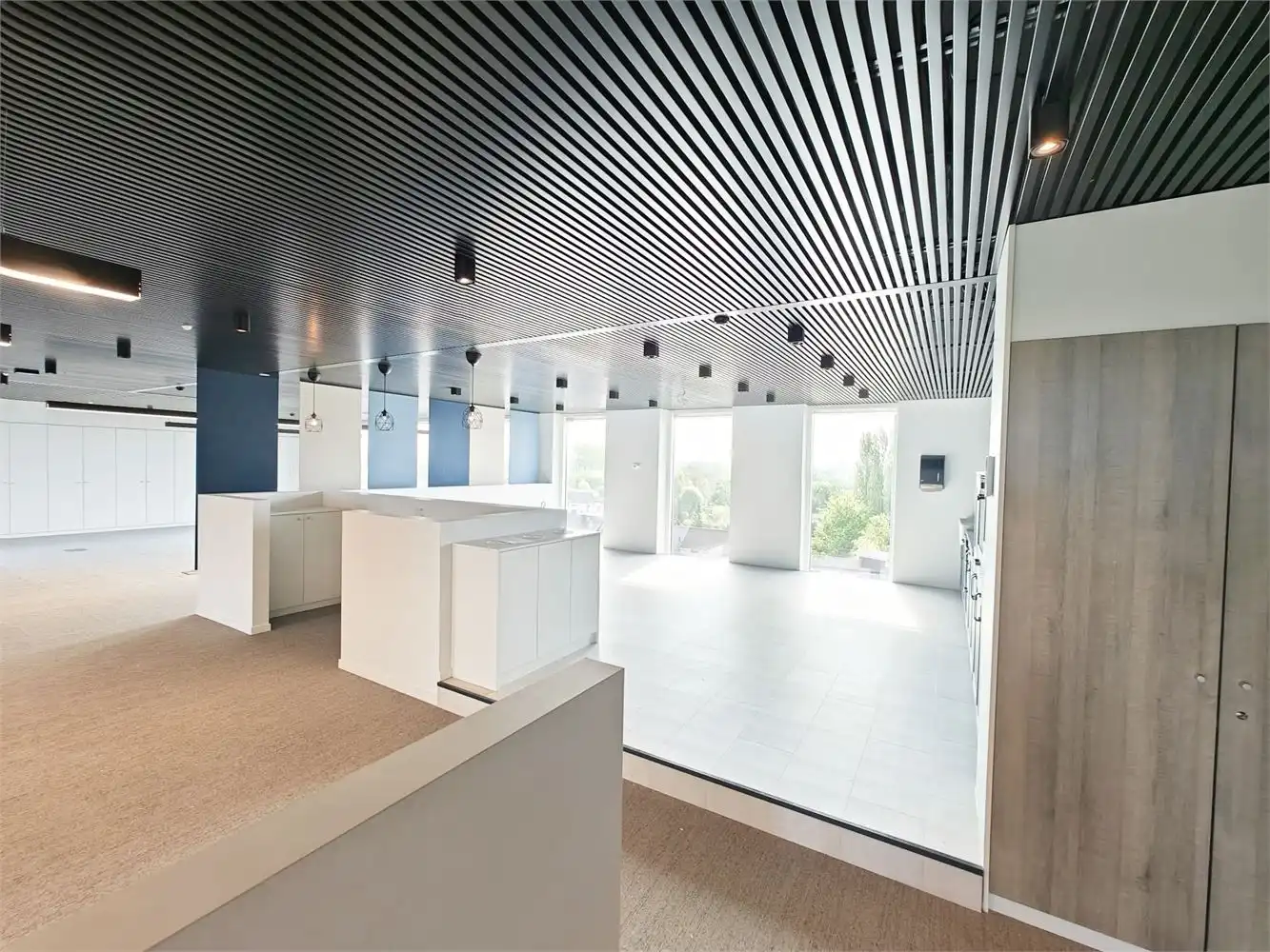 RECENTE KANTOREN INCL. 9 PARKINGS NAAST E40 foto 9