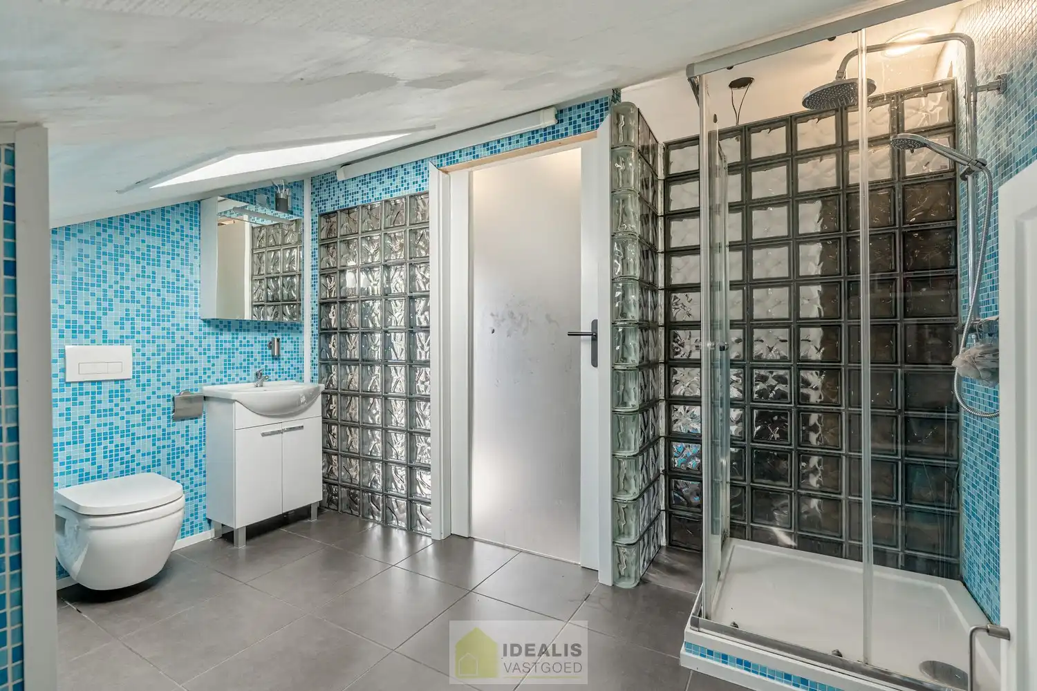 IDEALIS VASTGOED – RUIME, GERENOVEERDE EN INSTAPKLARE WONING MET 3 GELIJKVLOERSE SLAAPKAMERS, LICHTRIJKE LEEFRUIMTE MET OPEN KEUKEN ÉN AFGEWERKTE 2e VERDIEPING MET TOTALE BEWOONBARE OPPERVLAKTE VAN MAAR LIEFST +232M²!! DE WONING IS GELEGEN OP EEN KNAP PERCEEL VAN 7A 92CA IN HET GEGEERDE HERENT (PELT). Deze unieke woning omvat een ruime +-232m² netto bewoonbare oppervlakte met een gezellige woonkamer met aansluitend ruime keuken voorzien van alle comfort met aparte achterinkom/veranda, 3 slaapkamers, uitgeruste badkamer voorzien van douche en ligbad én een volledig afgewerkte 2e verdieping die fungeert als woongedeelte met eigen woonkamer, slaapkamer(s) en badkamer. De woning biedt verder een extra ruime garage, pergola, … Een unieke kans voor kandidaten op zoek naar een instapklare woning voorzien van alle luxe, ruimte en vlakbij tal van faciliteiten. foto 29
