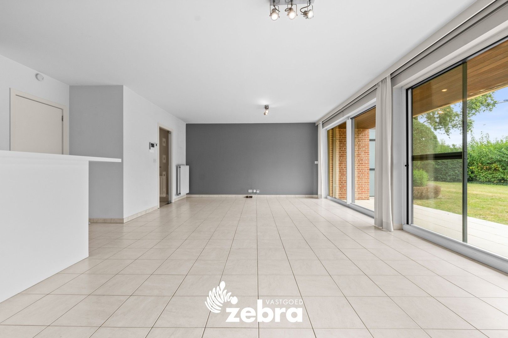 Gelijkvloers 1-slaapkamer appartement met garage te Roeselare! foto {{pictureIndex}}