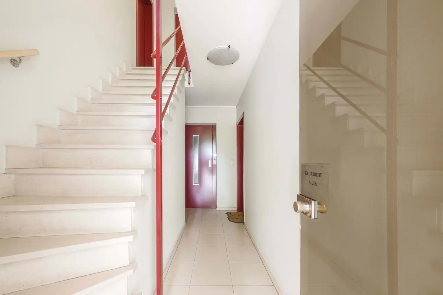 Gelijkvloers appartement met twee garages te Izegem. foto 2