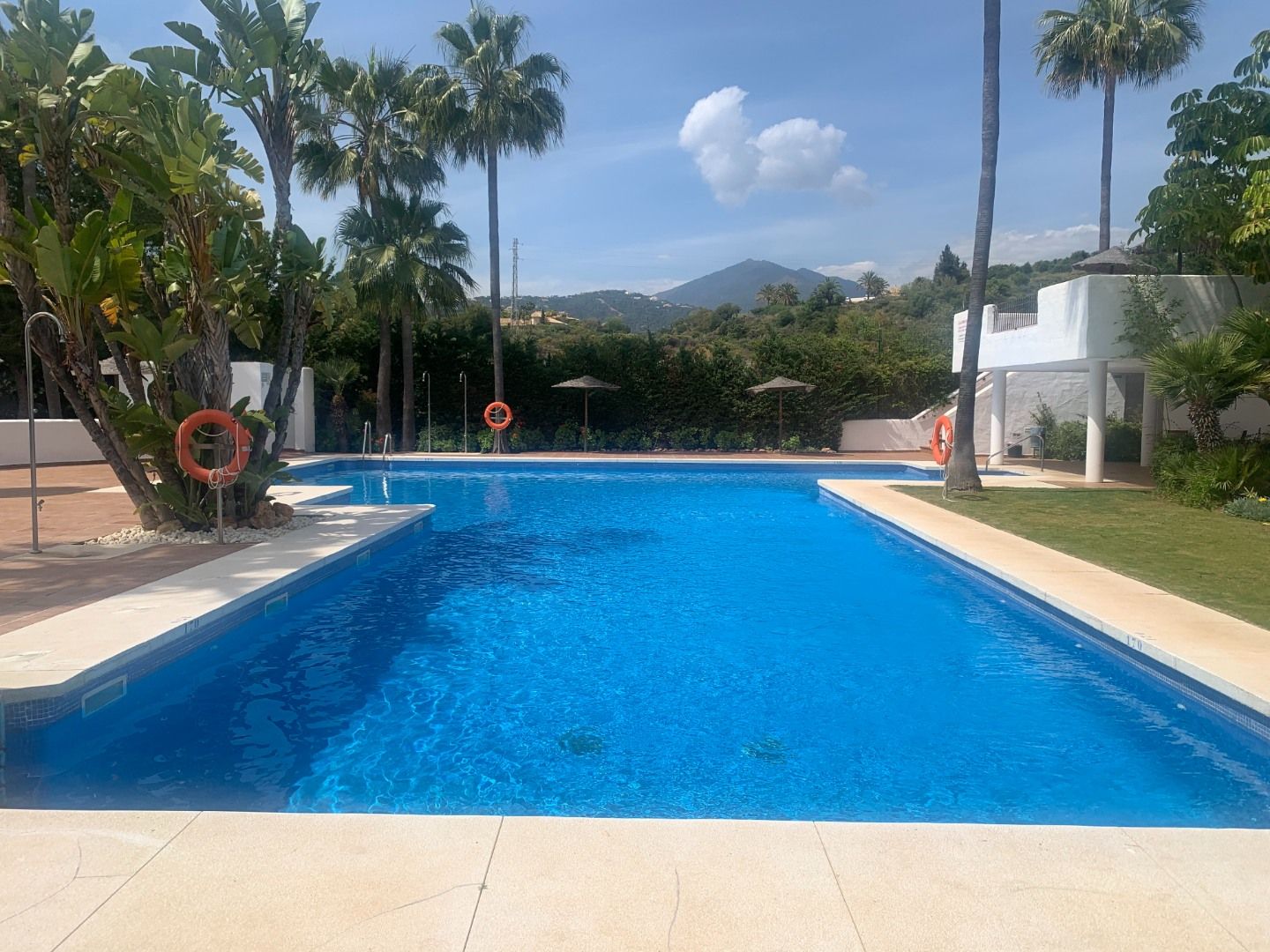 Gezellige duplex met zicht over de Nueva Andalucia vallei naar de Middellandse zee. foto 2