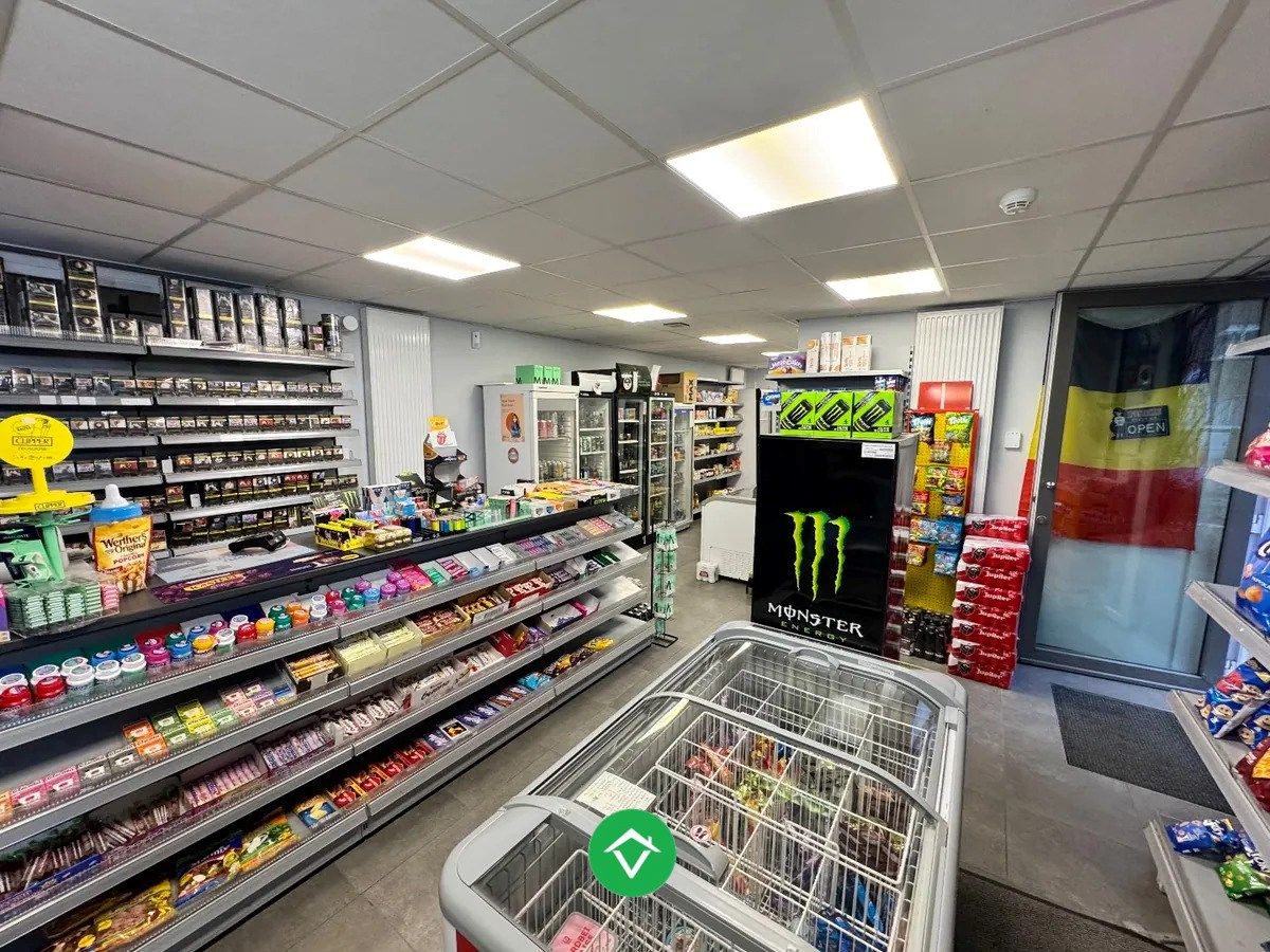 Centraal gelegen handelsruimte met 3 autostandplaatsen te Izegem foto 9