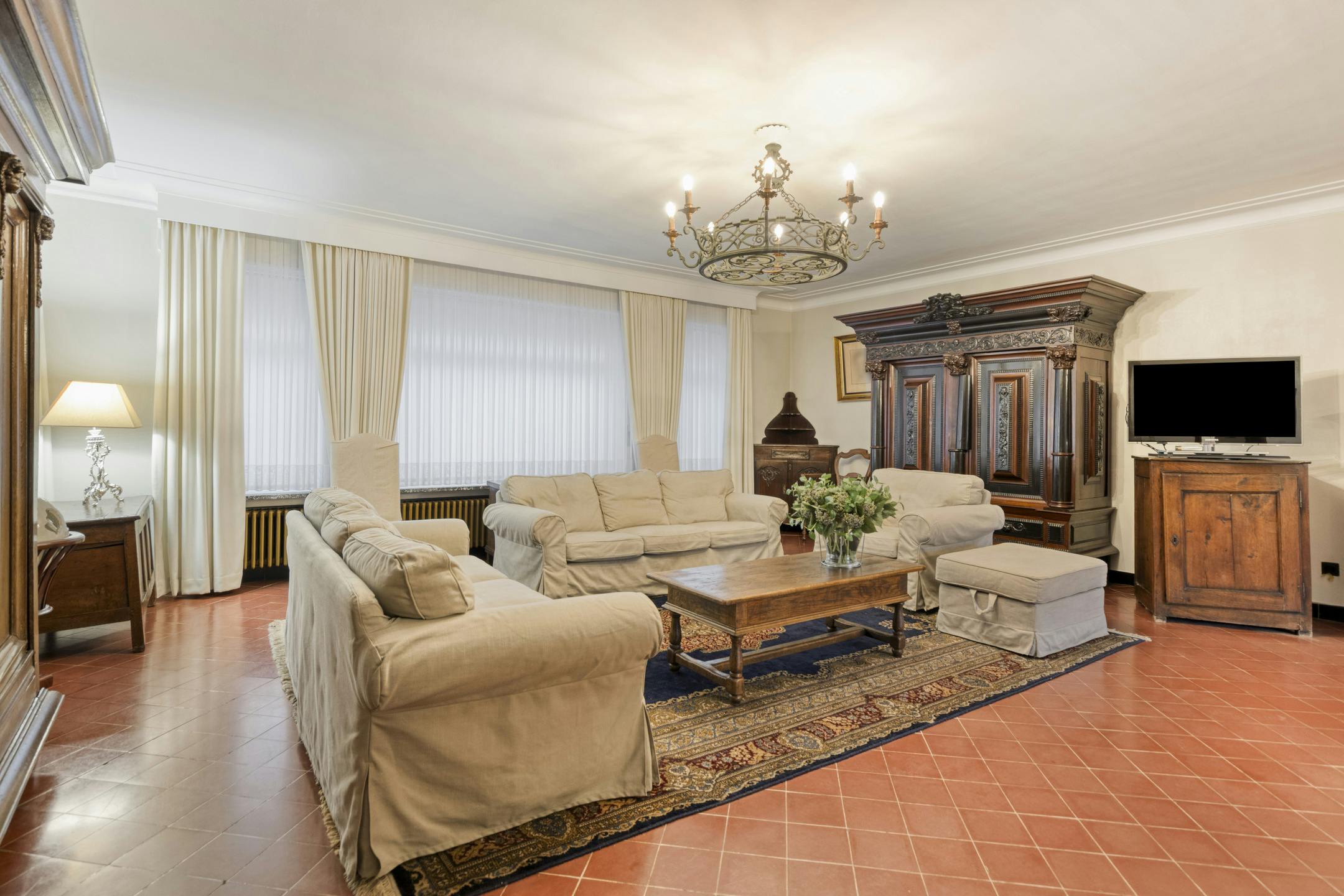 Riante villa met praktijkruimte foto 3