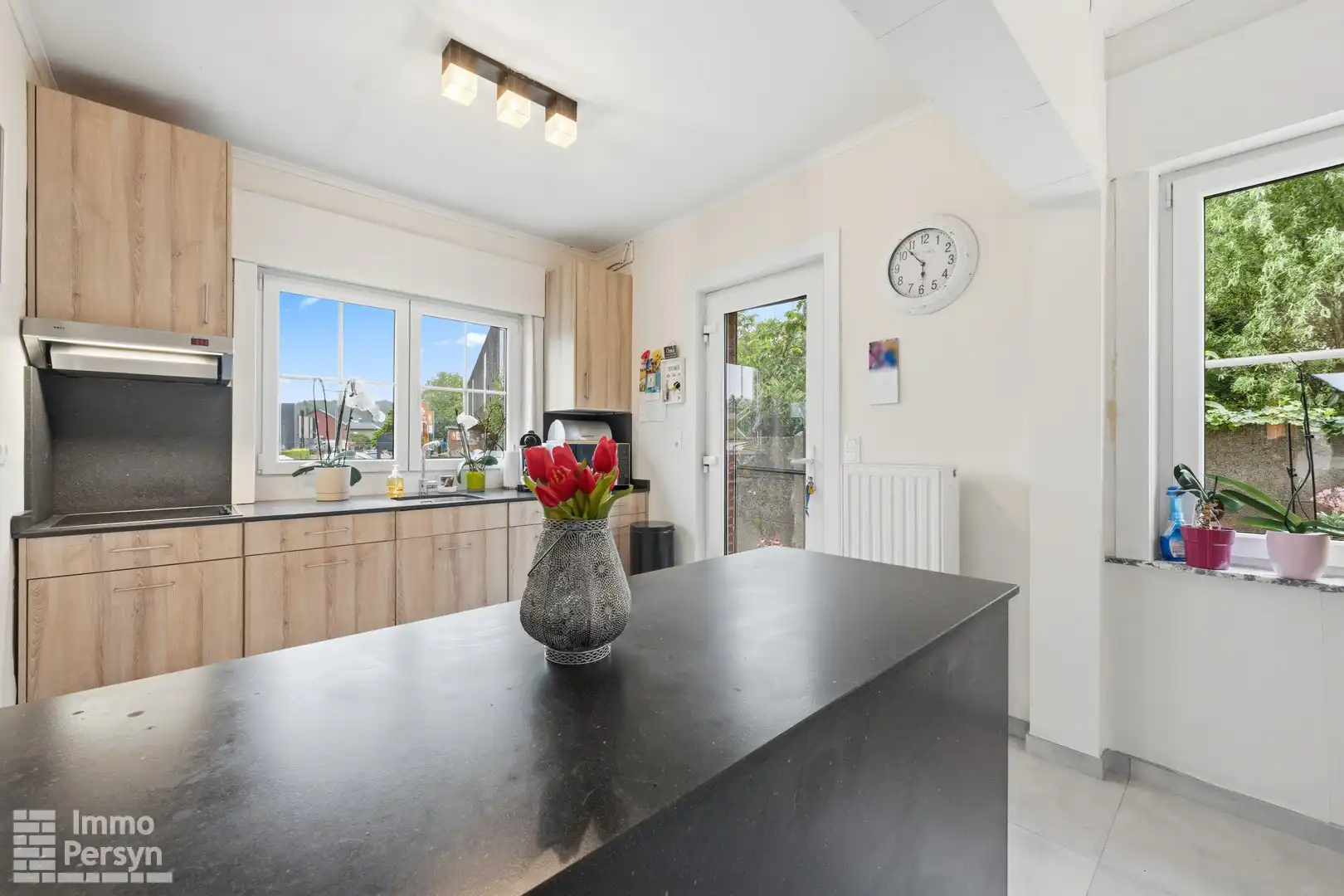 Charmante, gerenoveerde woning met carport en tuin foto 11