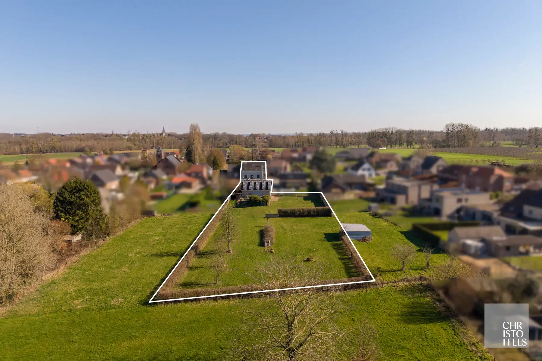 Vergunde tweewoonst met paardenaccommodatie op 3.721 m²  foto {{pictureIndex}}
