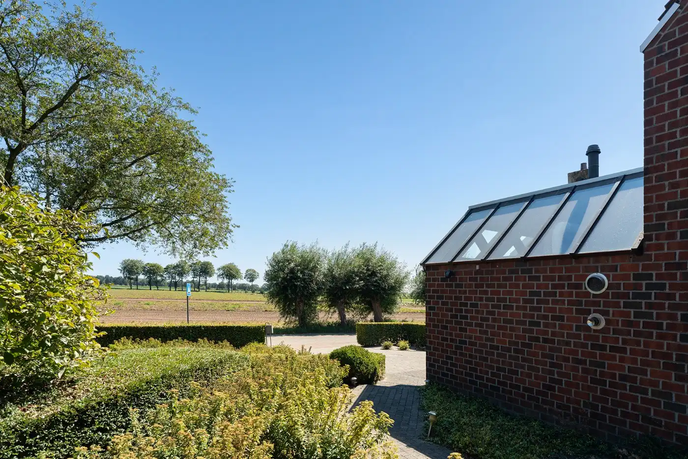 Top gelegen, ruime, vrijstaande woning met 3 slpk., garage en prachtige tuin foto 44
