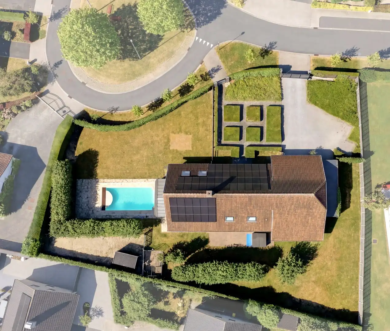 Hoofdfoto van de publicatie: Villa met zwembad op een perceel van 1.598 m²