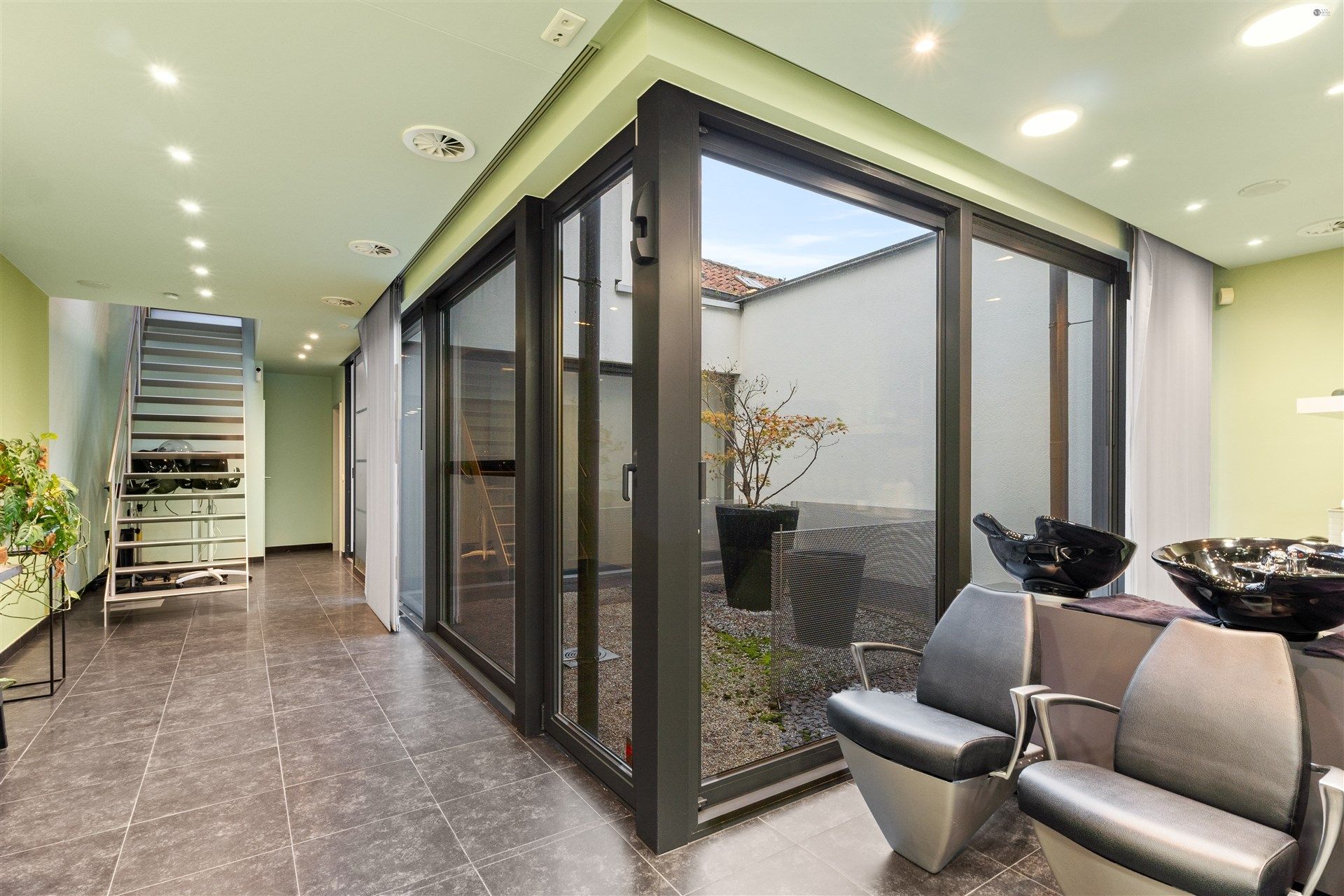 centraal gelegen winkel van 130m² foto 8