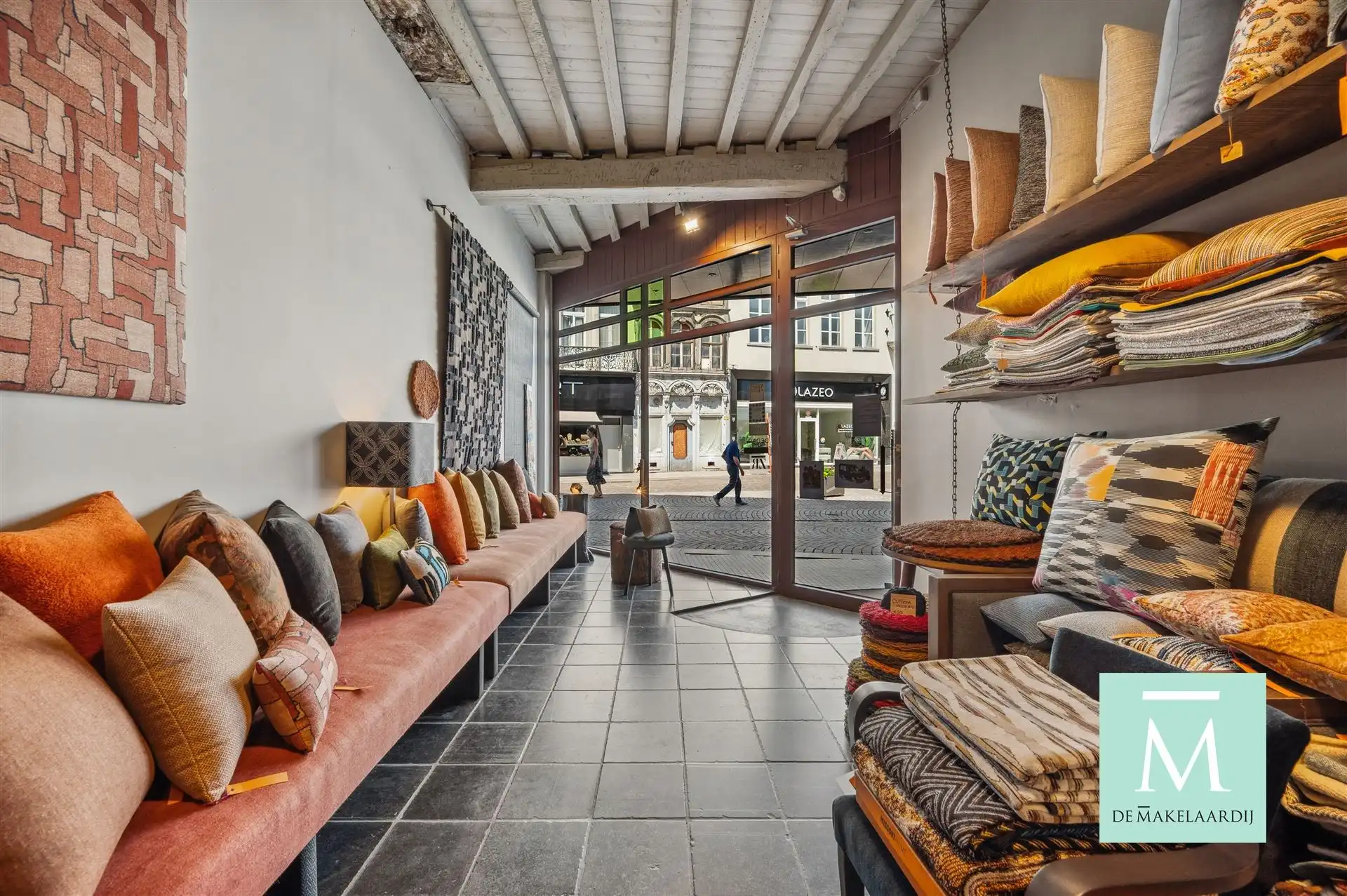 Appartementsgebouw met handelspand op het gelijkvloers foto 2