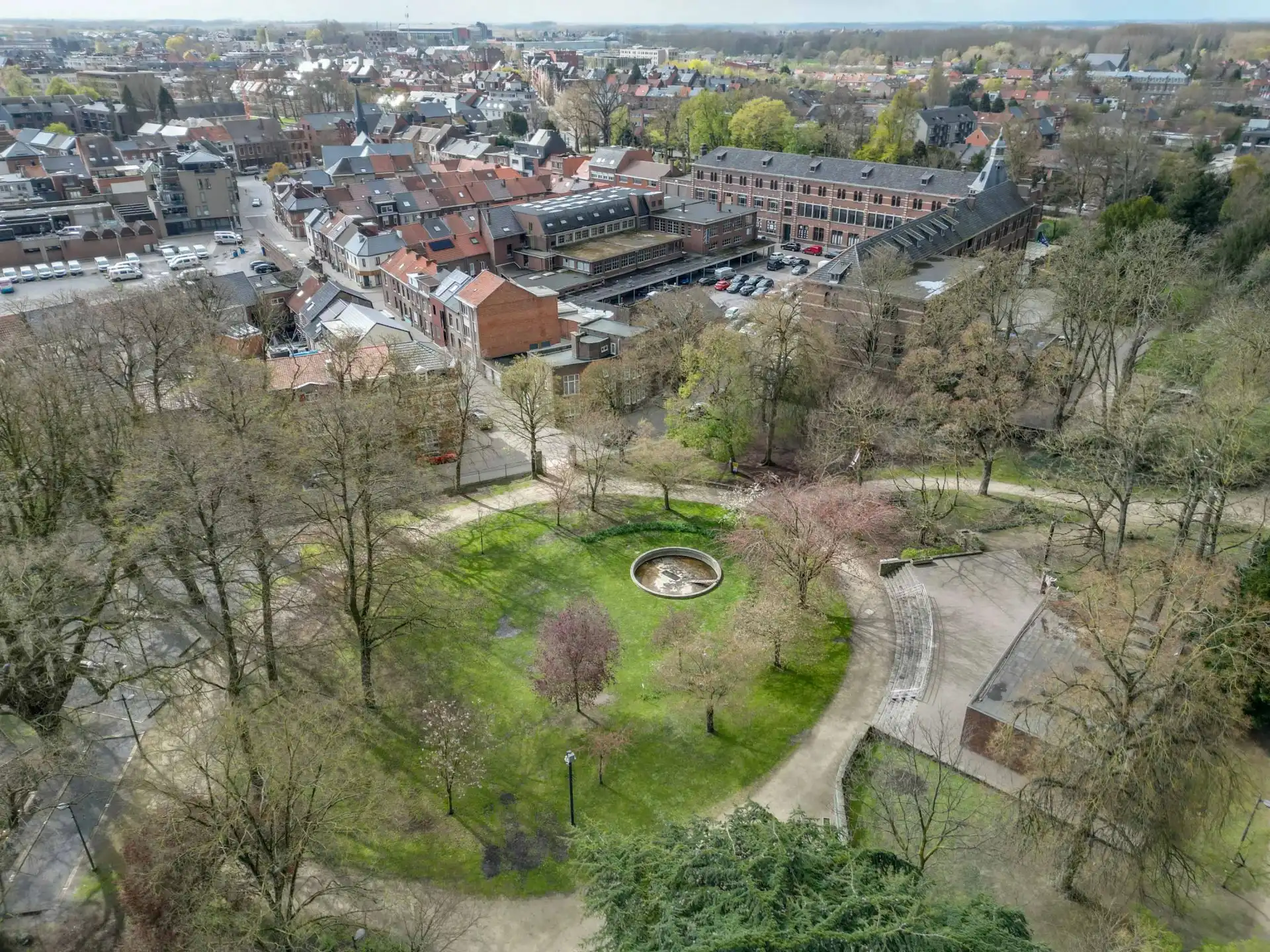 Op te knappen stadwoning op goede locatie foto 25