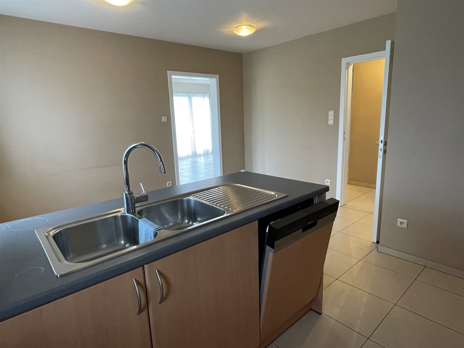 Zeer mooi gelegen ruim villa appartement met garage achteraan in de tuin. foto 10