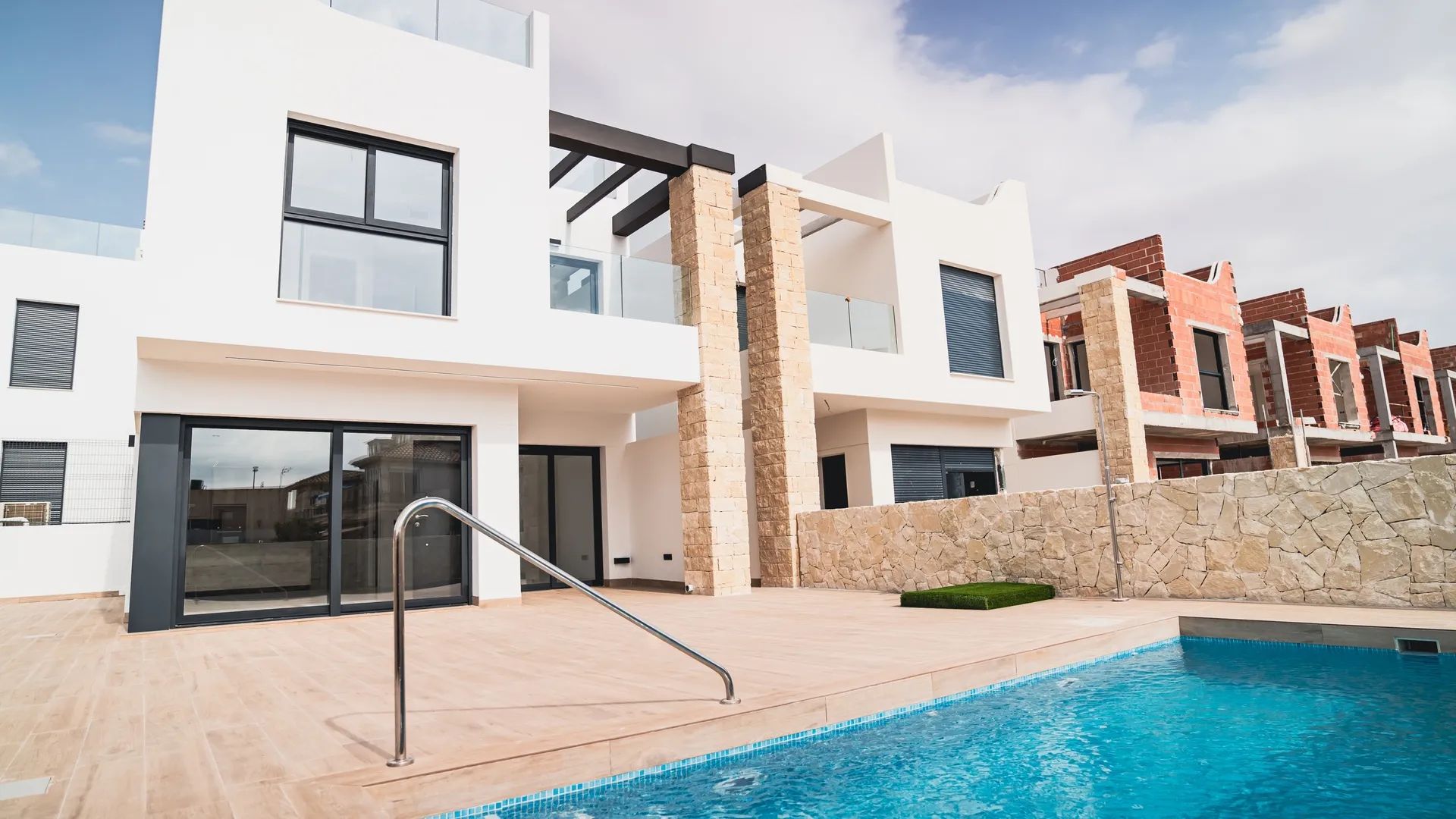 Beleef ultieme luxe aan de Costa Blanca: exclusieve villa’s met solarium en privézwembad – jouw Mediterrane paradijs foto {{pictureIndex}}