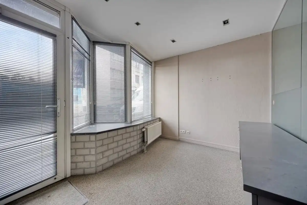 UNIEK HANDELSPAND VAN 110M² MET DUPLEXAPPARTEMENT VAN 146 M² MET 3 SLPK IN LANAKEN CENTRUM foto 4