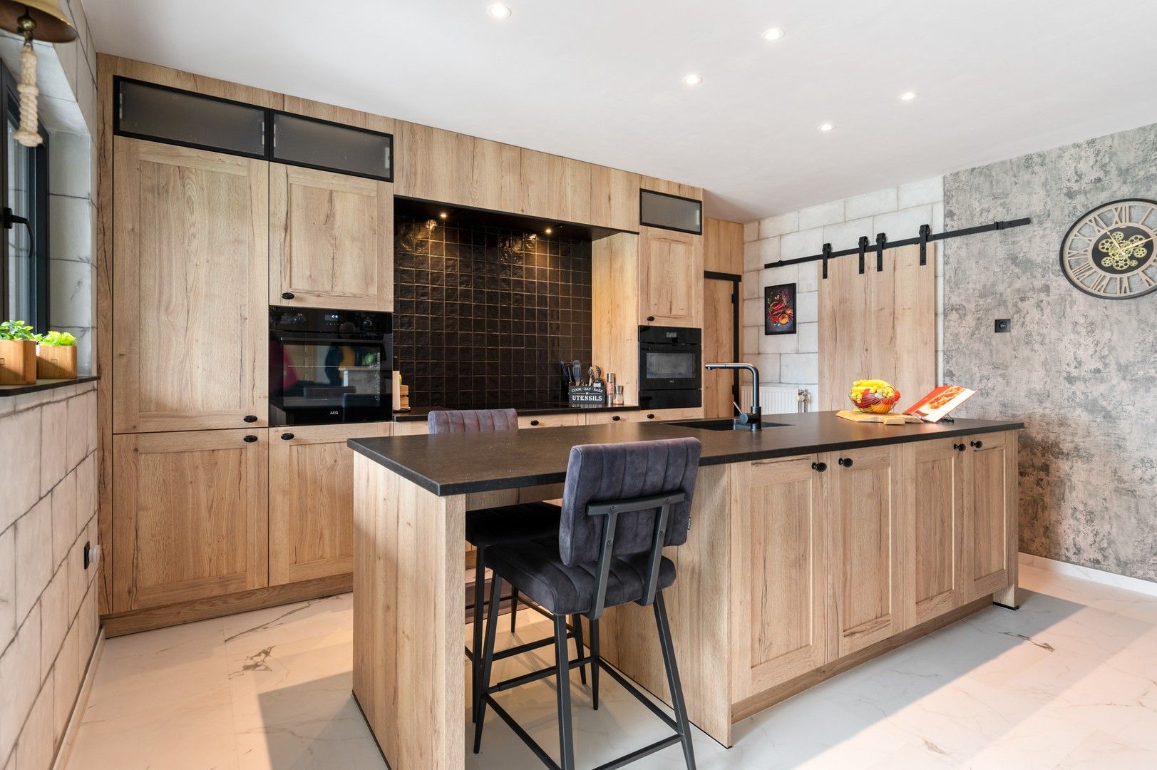 Knappe laagbouwwoning en groot bijgebouw met tuin en zwembad foto {{pictureIndex}}