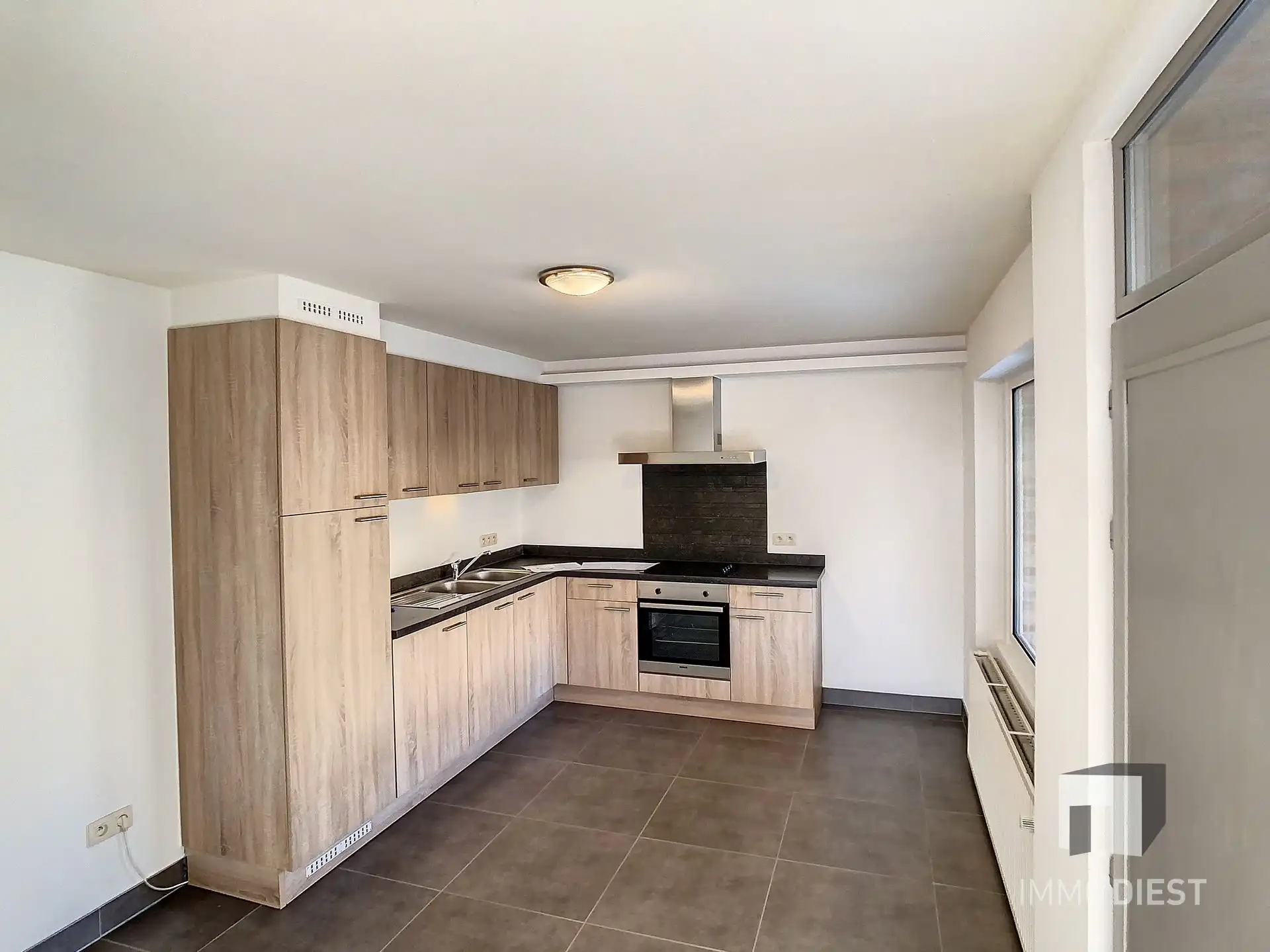Woning met bouwland en achterliggend magazijn op 9a 04ca. foto 8