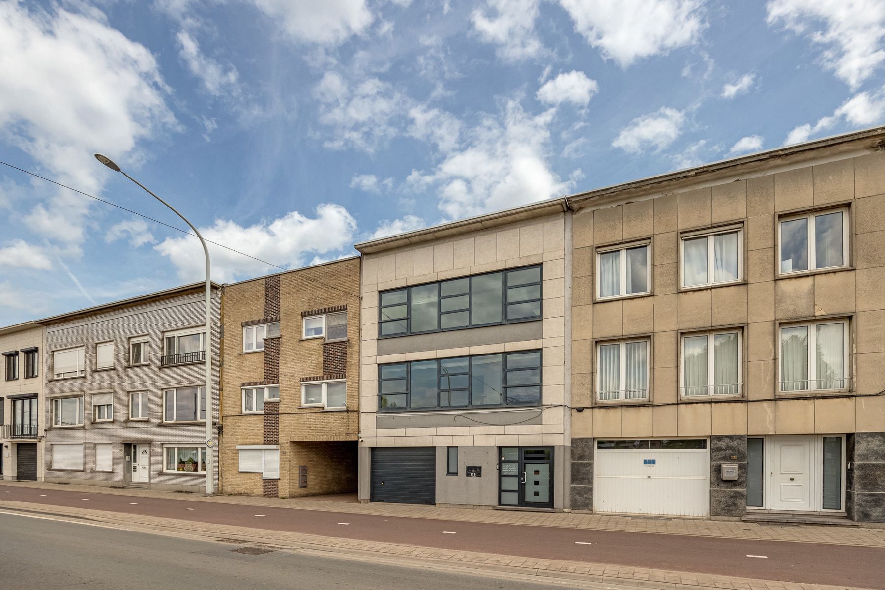 Kantoorgebouw met 2 garages en gunstig EPC nabij Antwerpen centrum en Antwerpse haven! foto {{pictureIndex}}