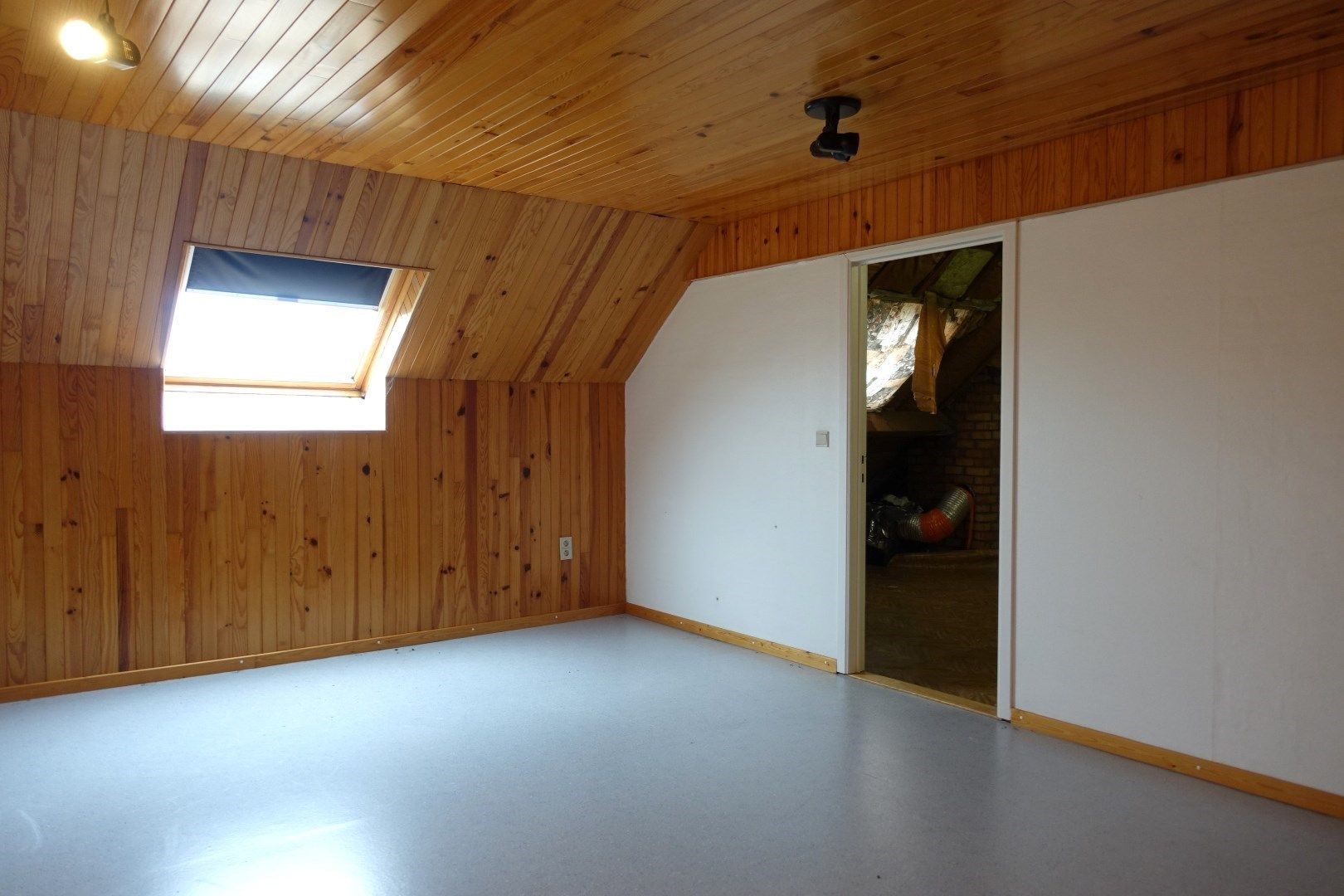 Ruime op te frissen woning met garages op een uitstekende locatie in centrum Oudenburg foto 15
