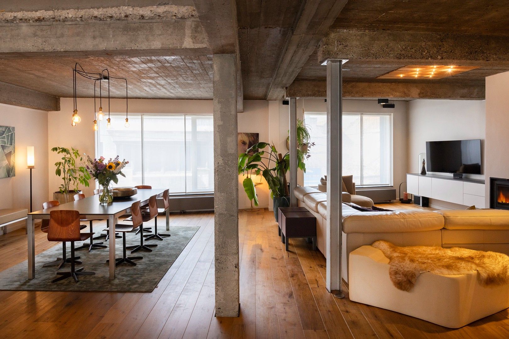 Dit triplex-appartement met terras biedt heel veel ruimte! foto {{pictureIndex}}