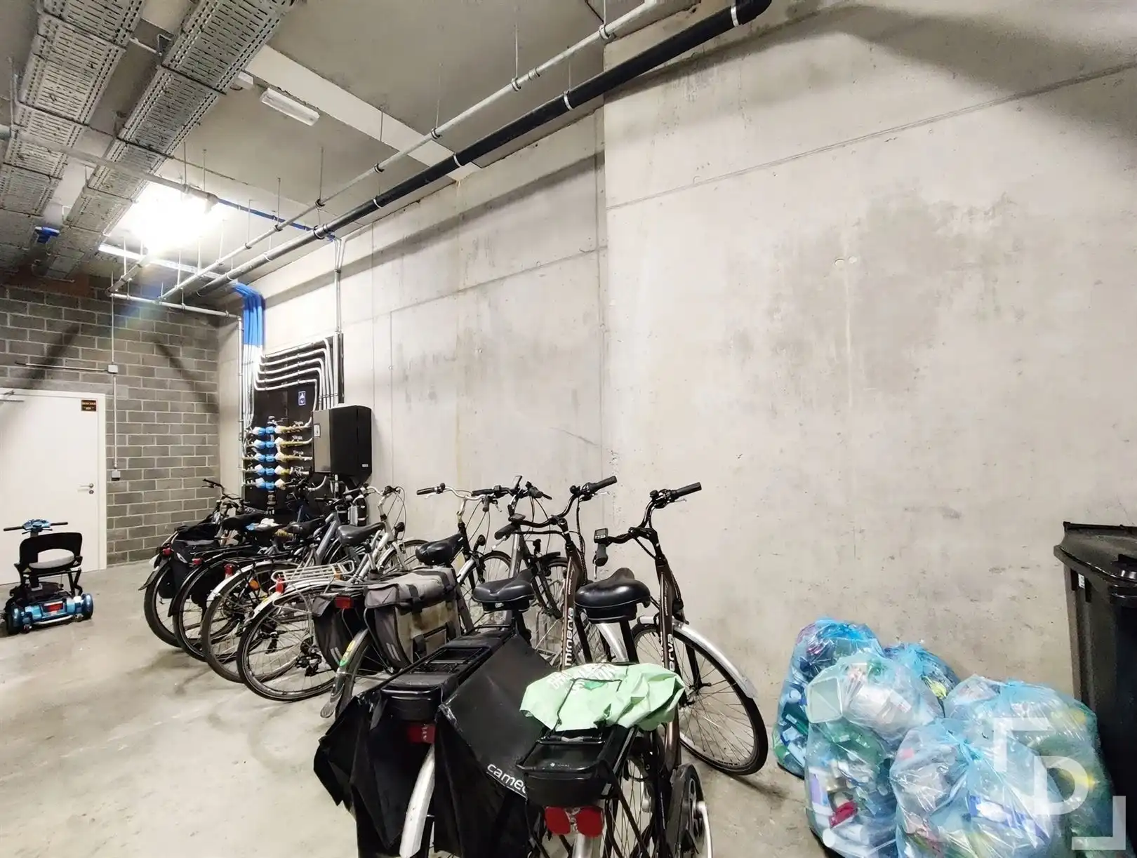 Appartement met terras en overdekte autostaanplaats foto 13