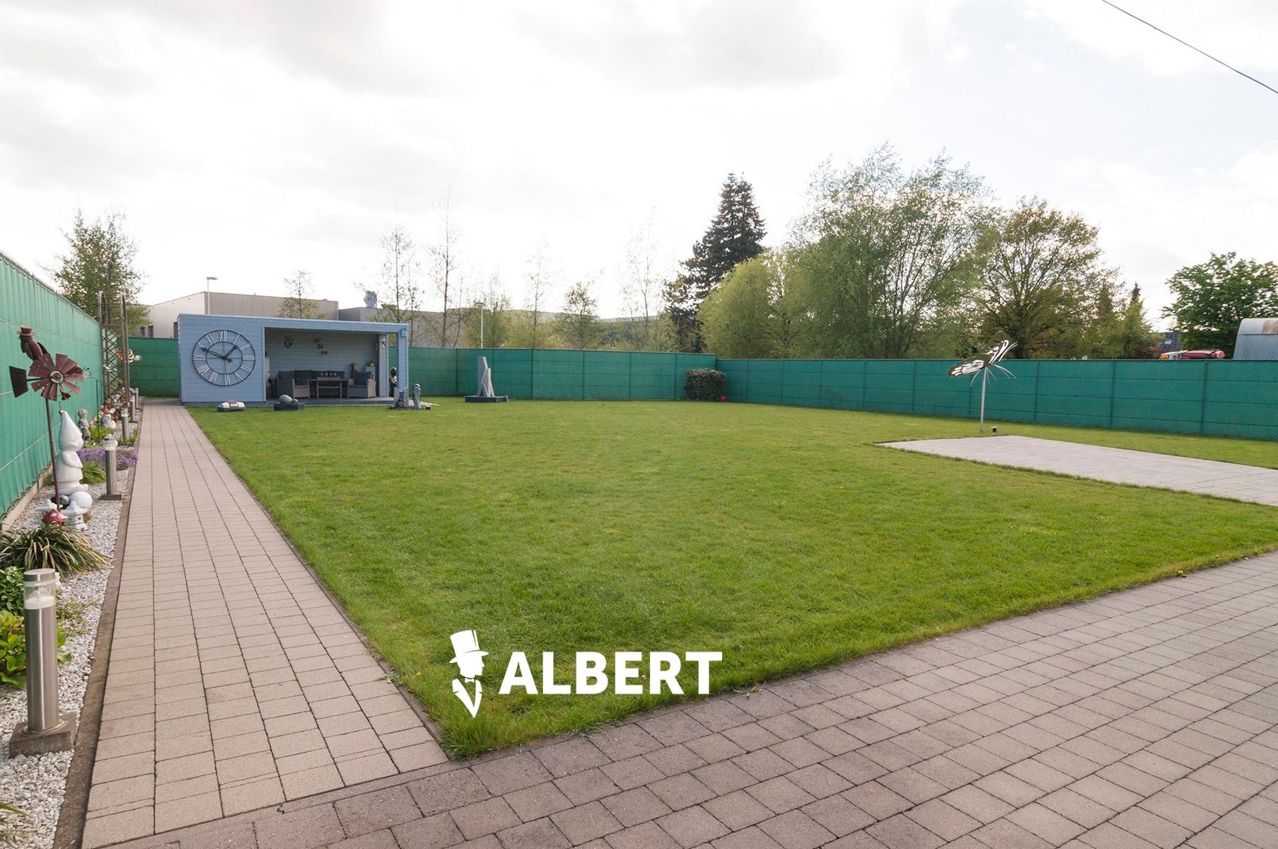 Instapklare woning met grote tuin en garage/magazijnruimte foto 4