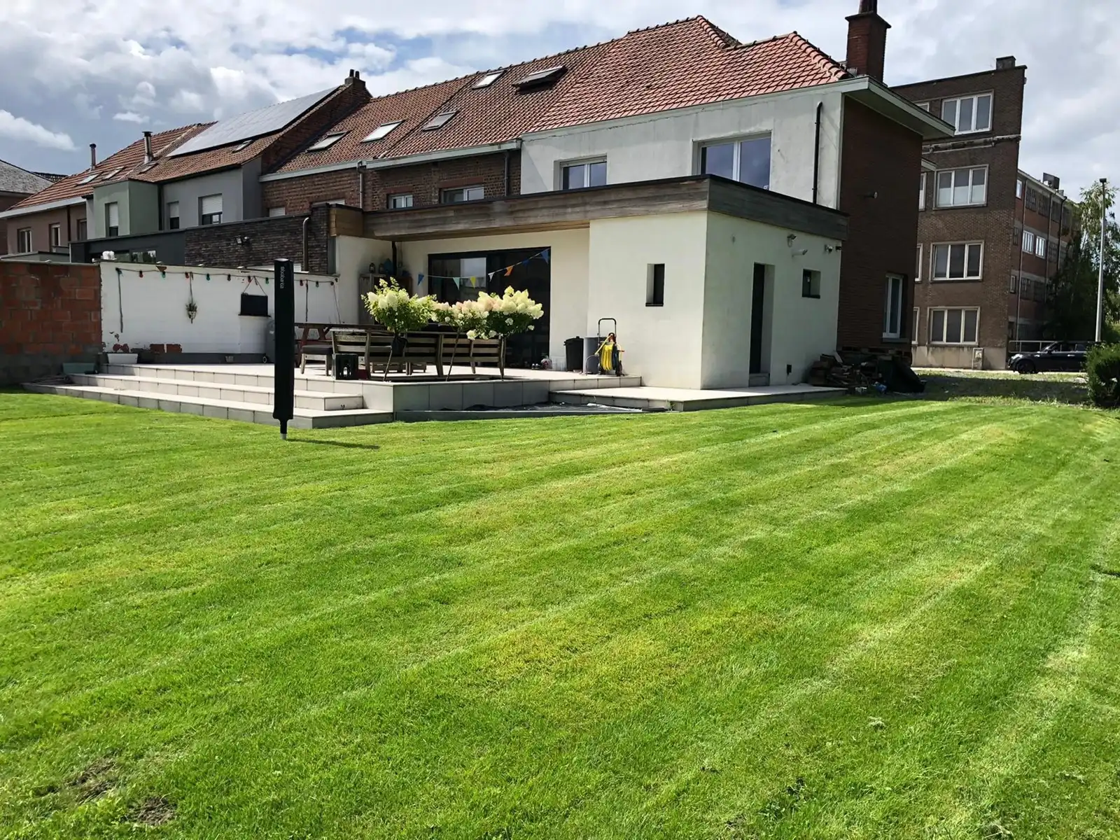 Instapklare halfopen woning met grote tuin op toplocatie in hartje Merchtem! foto {{pictureIndex}}