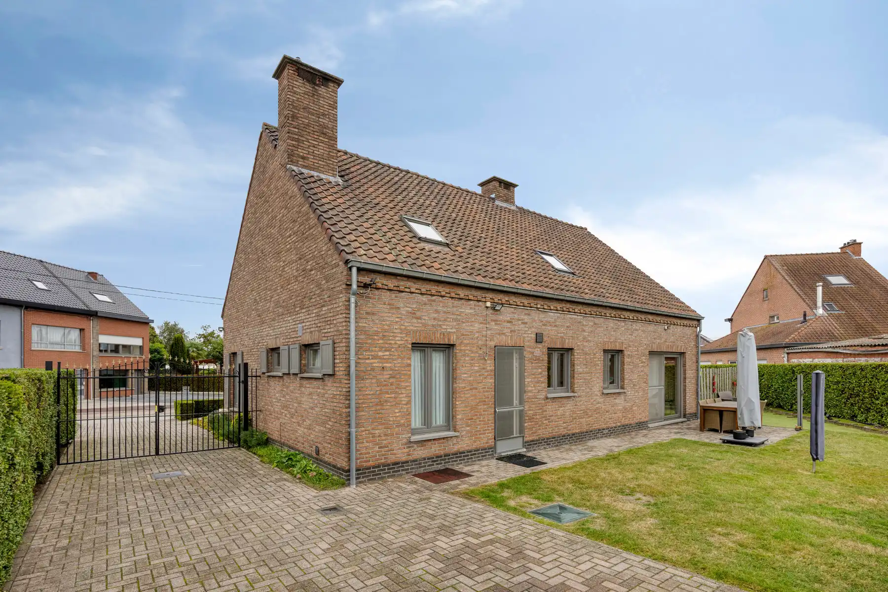 Karaktervolle woning met omheinde tuin en veel staanplaatsen foto 27