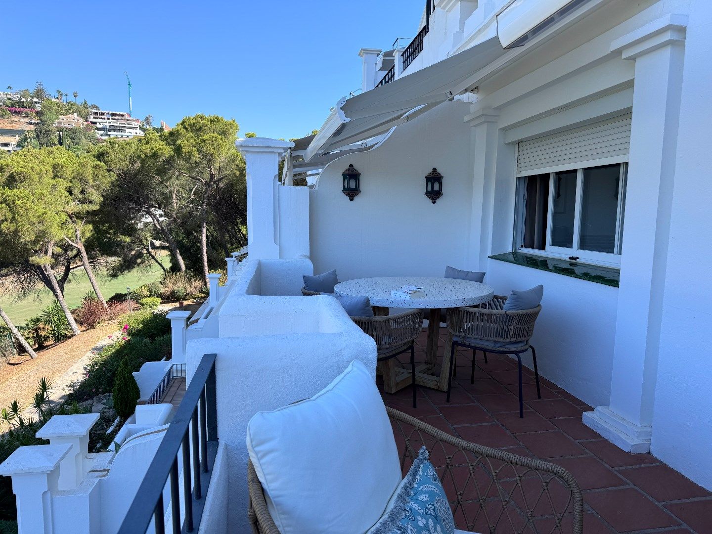 Aangenaam instapklaar en bemeubeld appartement op de golf van La Quinta, Benahavis. foto 11