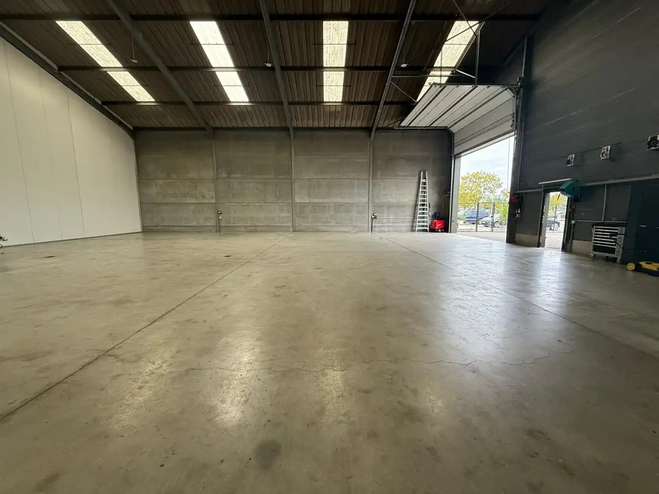 Loods van 360m² op toplocatie in Lanaken, te huur! foto 2