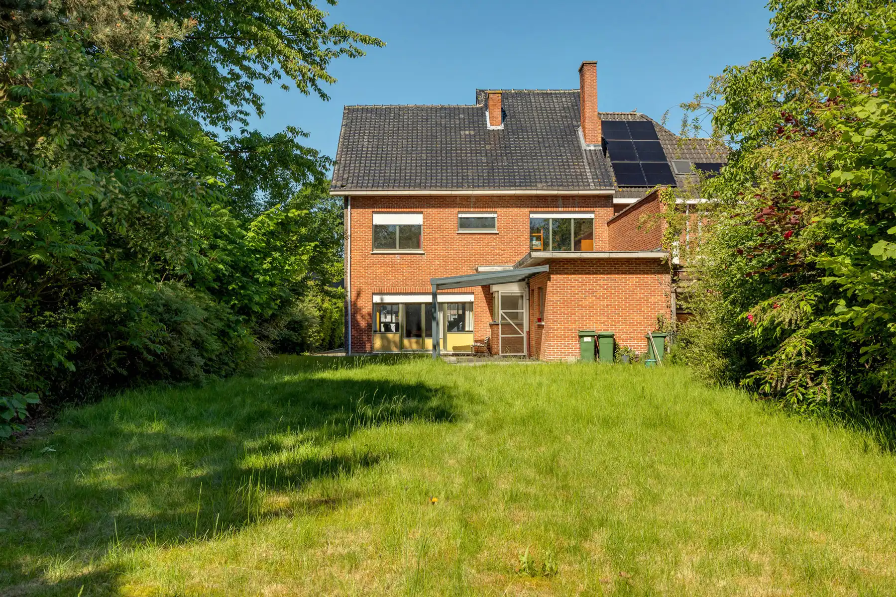 Ruime halfopen bebouwing met grote tuin foto 4