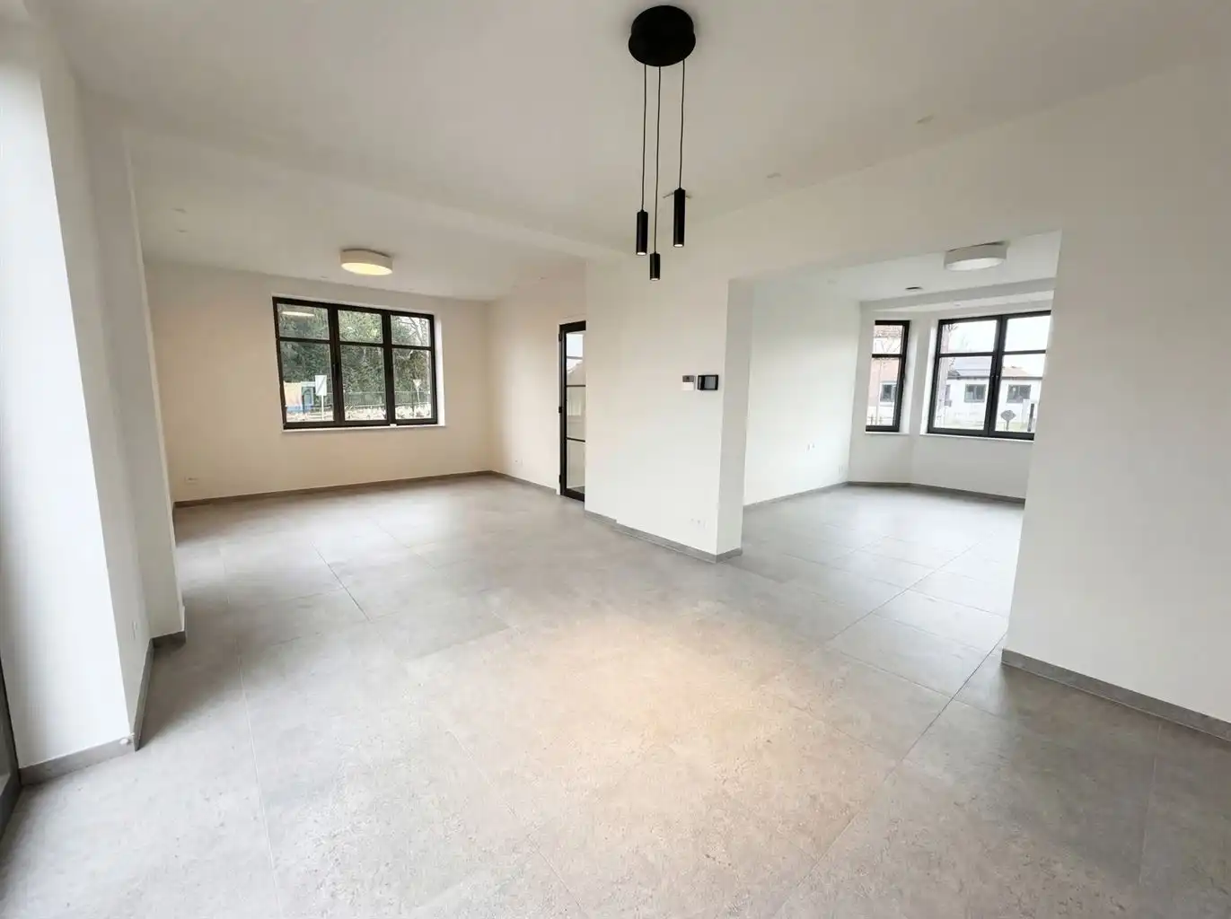 Prachtige, volledig gerenoveerde woning met 3 slaapkamers, vrijstaande garage, omheinde tuin en 20 zonnepanelen in Kinrooi.  foto 3