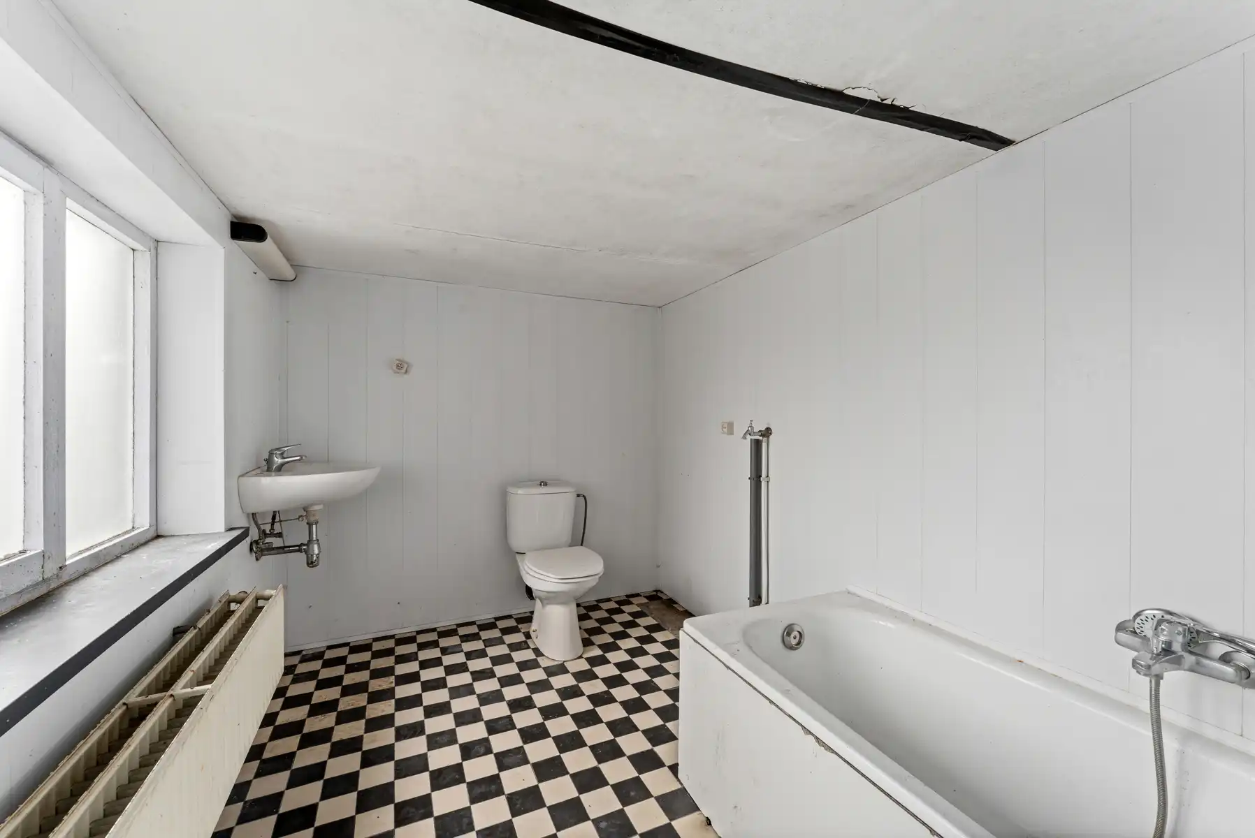 Ruime te renoveren woning met garage in centrum Kortemark foto 9