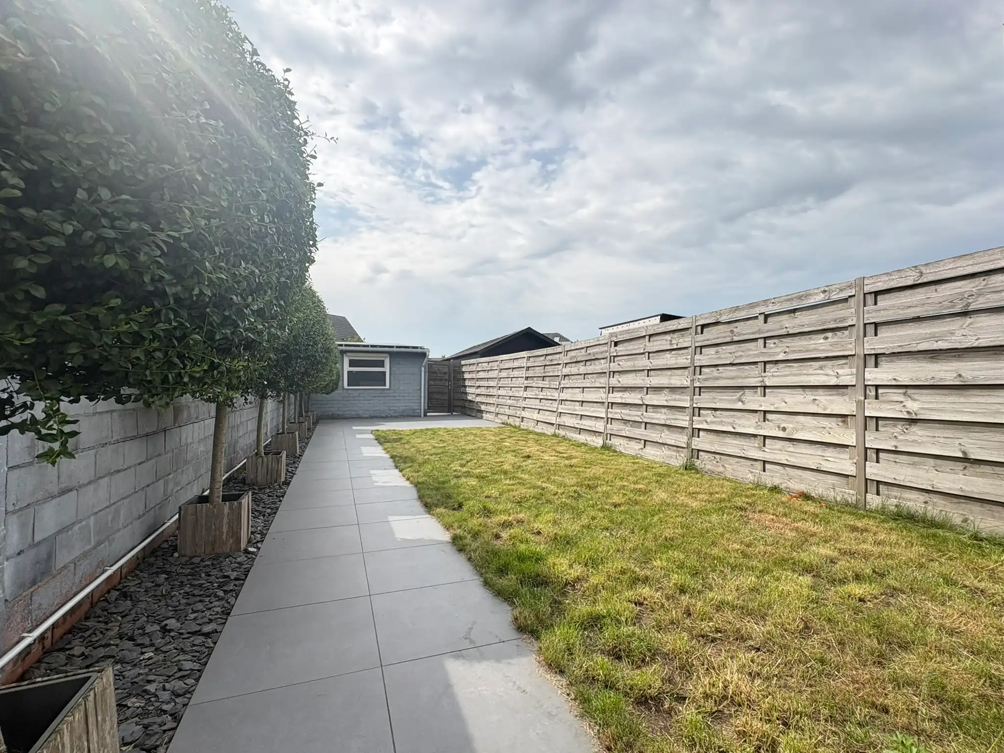 Ruime rijwoning met 3 slaapkamers, garage en tuin foto 12