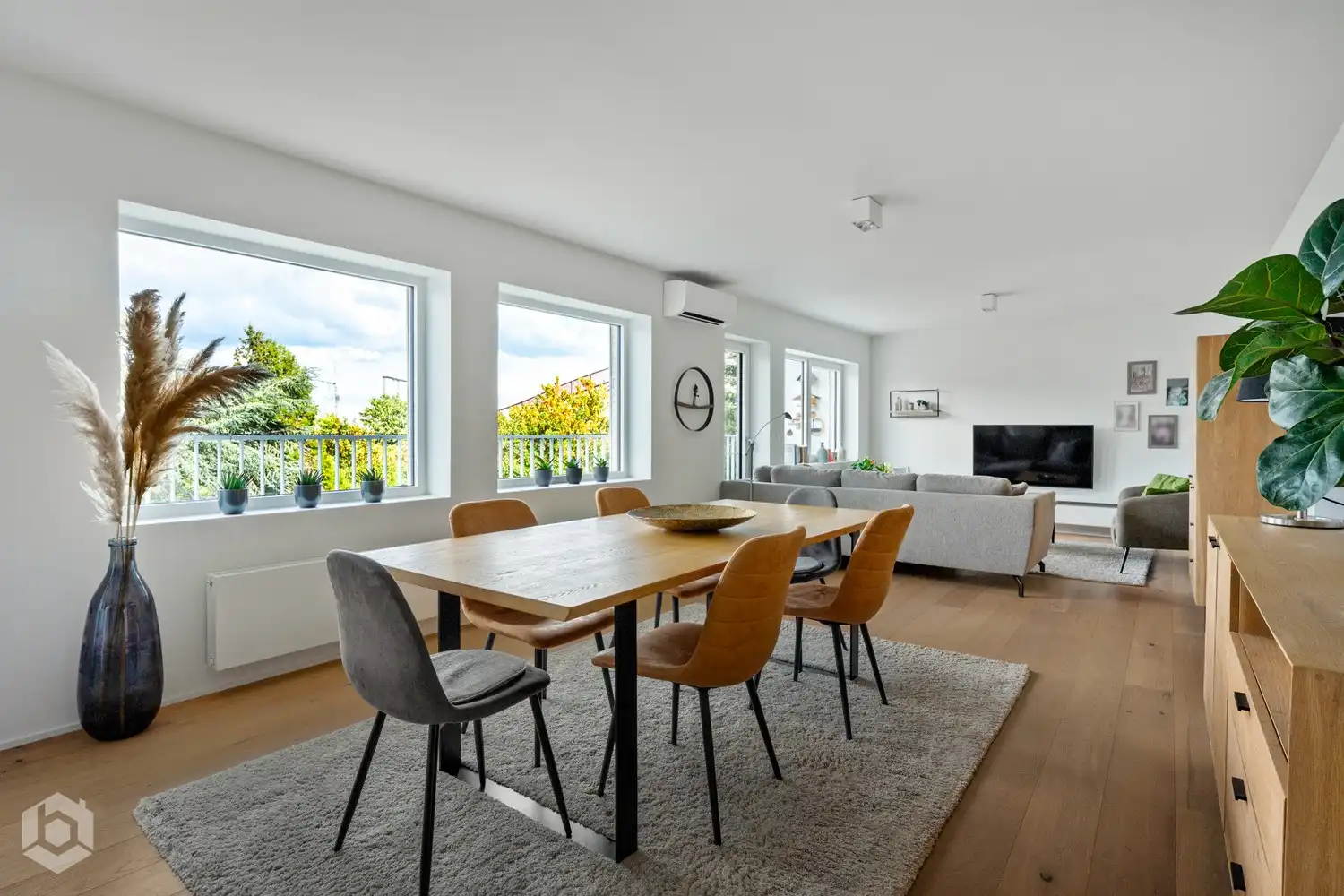 Ruime penthouse met 2 slpkrs, royaal dakterras en ruime garage foto {{pictureIndex}}