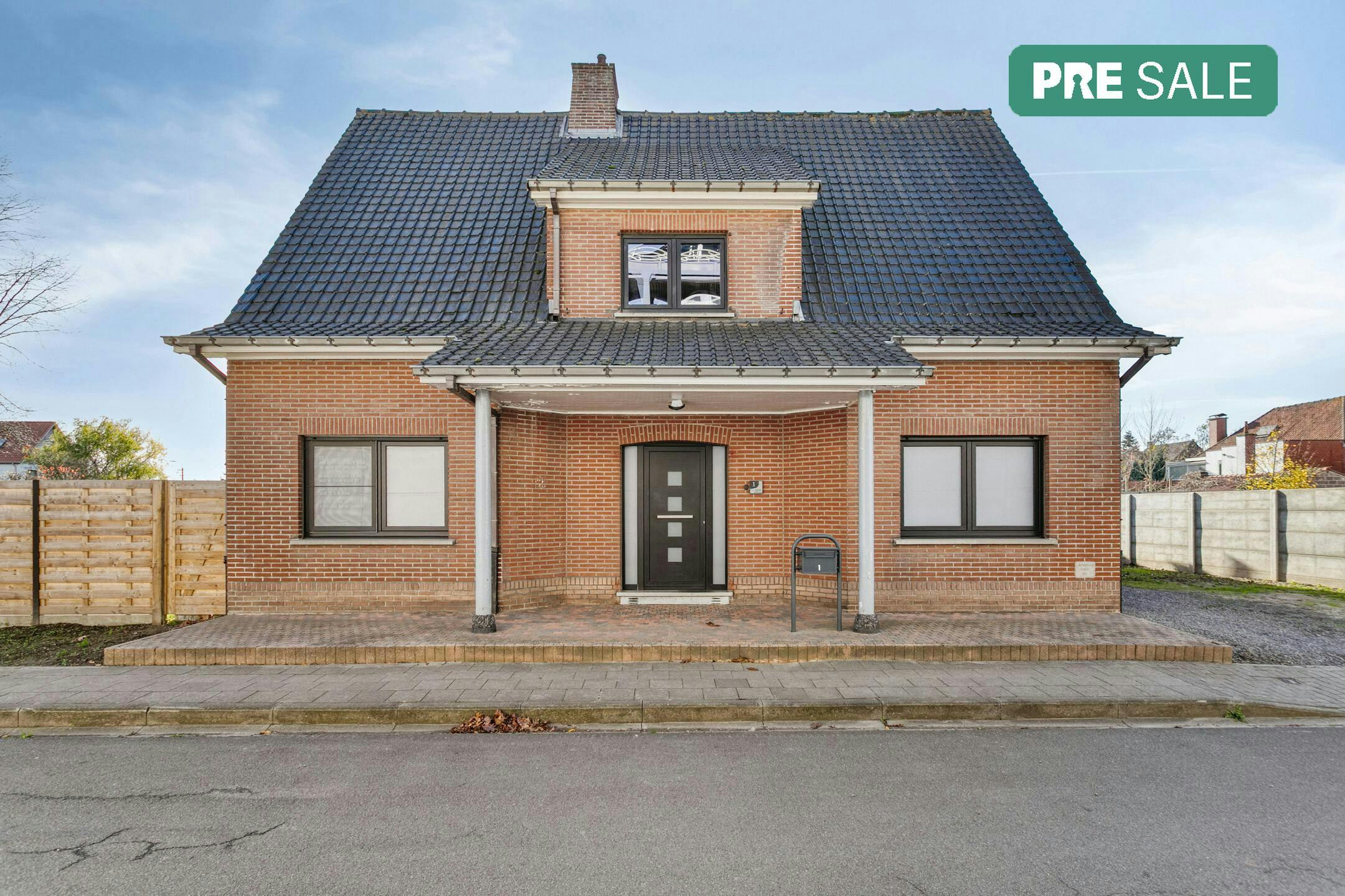Hoofdfoto van de publicatie: Huis met 4 slaapkamers, garage en zonnige tuin in Landegem
