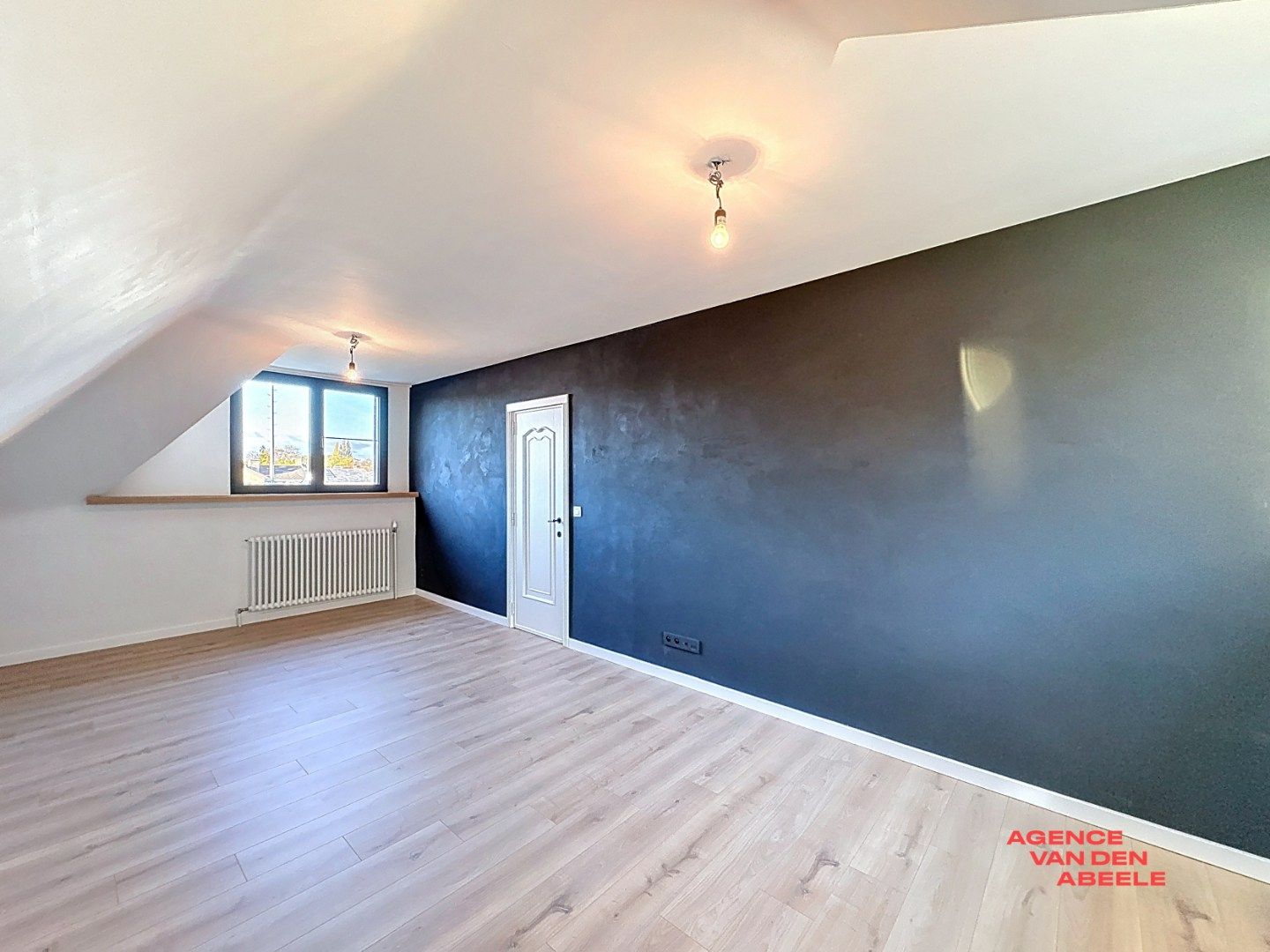 Ruime alleenstaande villa met grote tuin en veranda foto 14