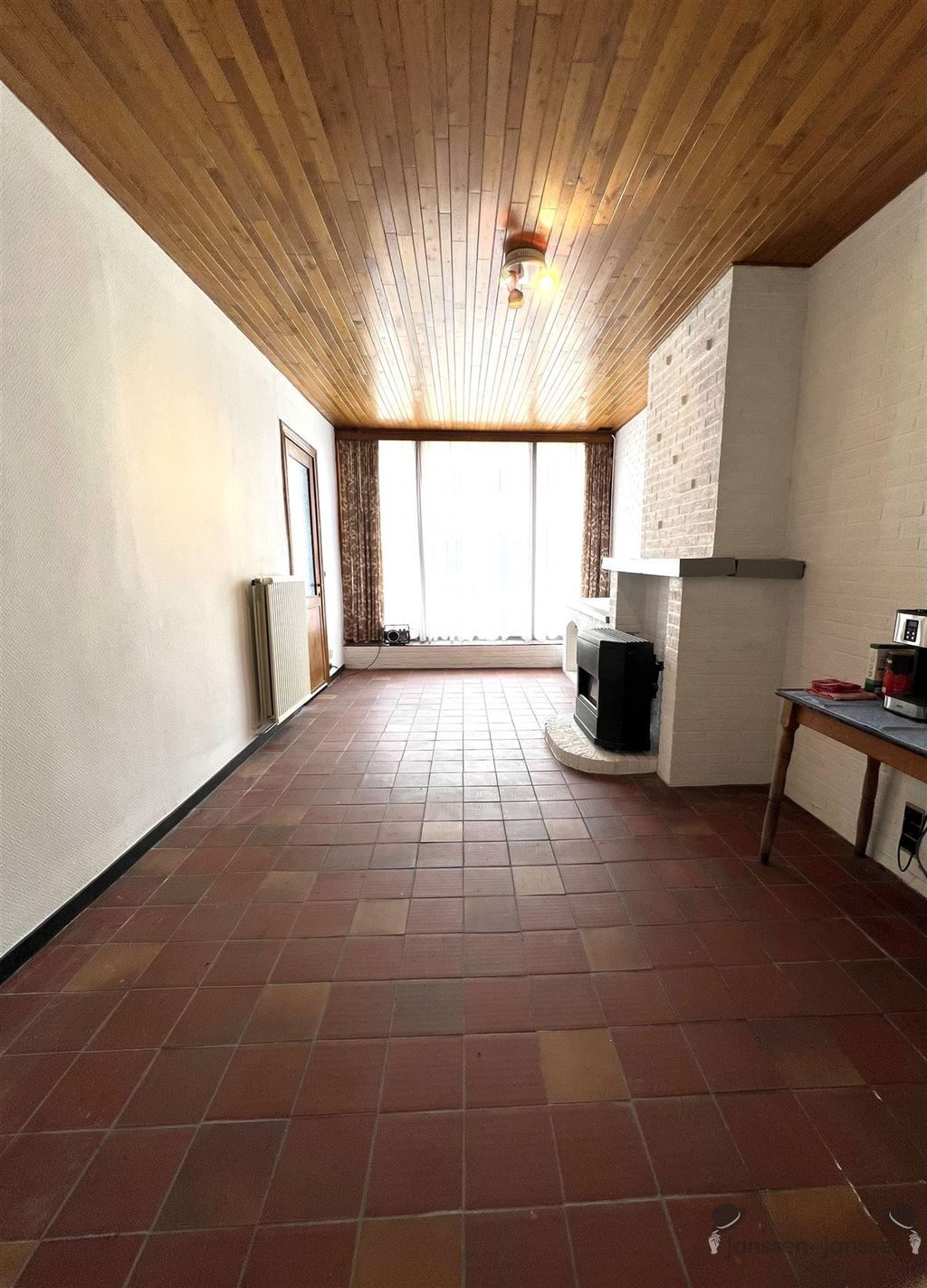 Centraal gelegen te renoveren woning foto 5