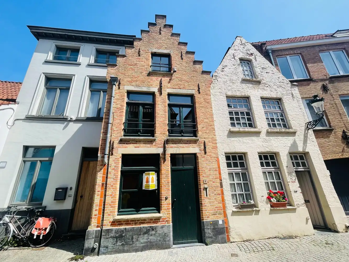 Brugge centrum, in charmante rustige straat,  NETTE KARAKTERVOLLE KNUSSE STADSWONING met patio en 2 ruime slaapkamers foto 4