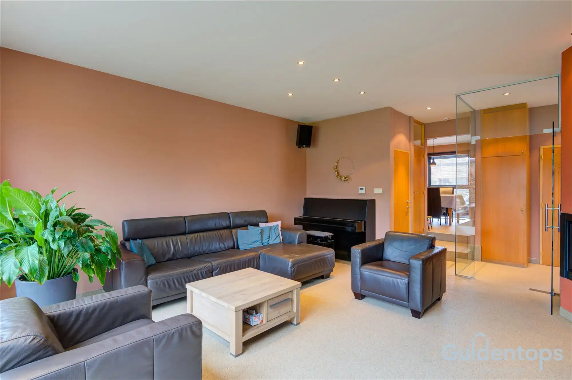 Zeer ruime instapklare half open woning met zwembad foto 12