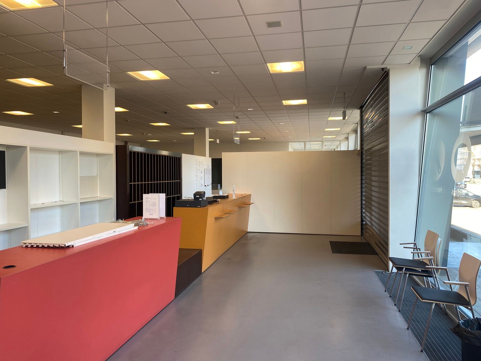 Ruime toonzaal met magazijn en parkeermogelijkheden te huur foto 4