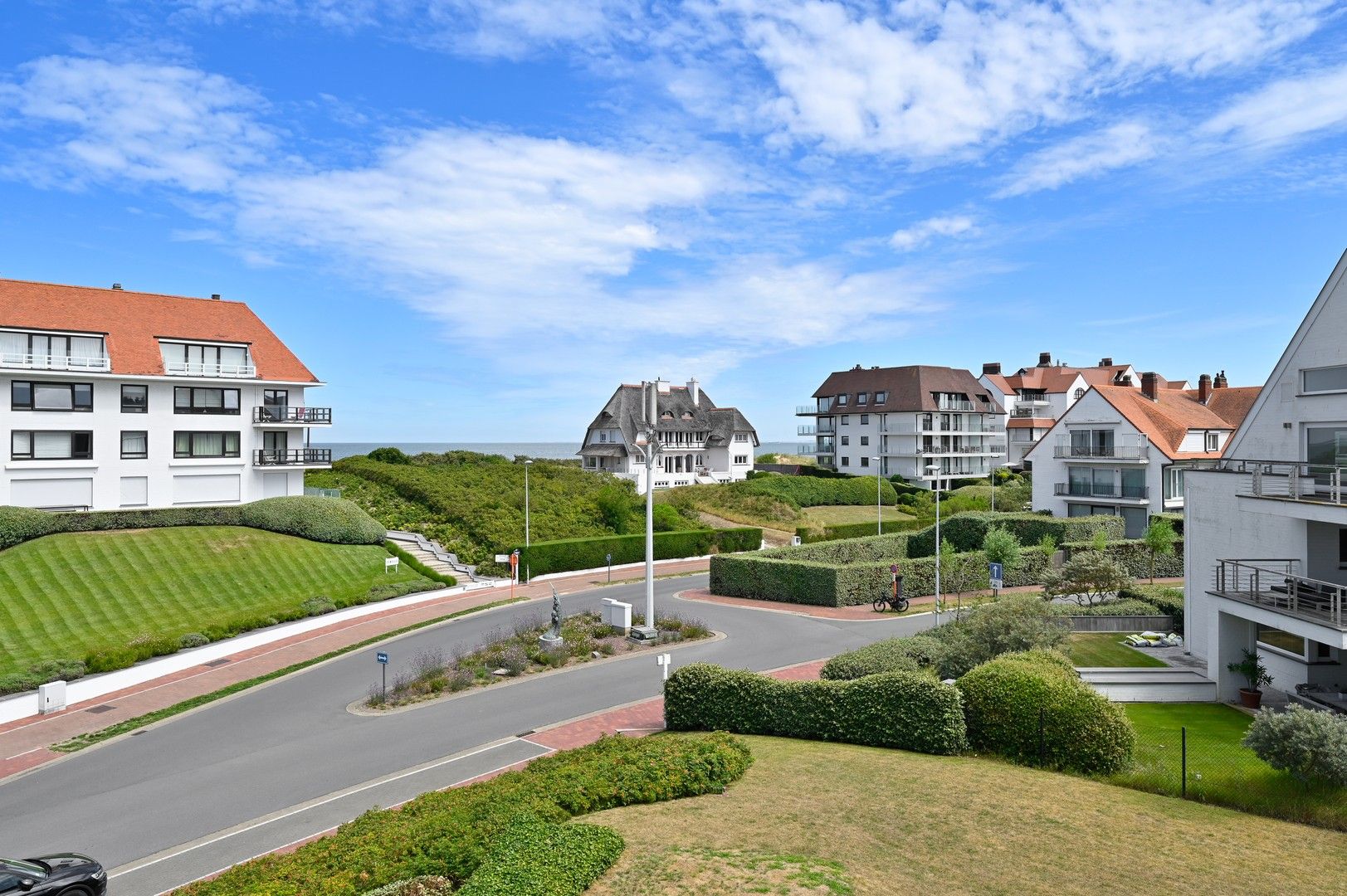 Prachtig appartement in het Zoute op enkele stappen van de zee en de wandeldijk. foto {{pictureIndex}}