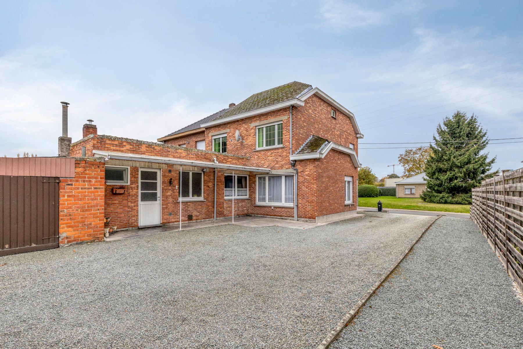 Solide en ruime te renoveren gezinswoning op toplocatie foto 19