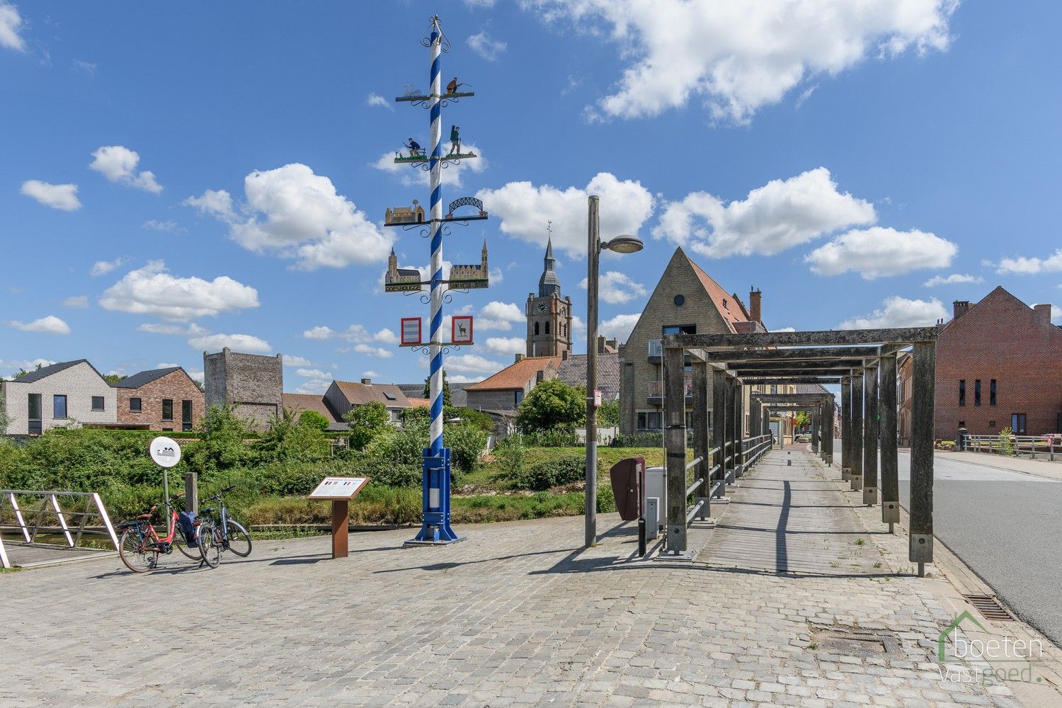 POPERINGE: Voormalige burgemeesterswoning doorprikt van charme, historie en karakter met 6 slpks en 4 badk., garage en meerdere parkeerplaatsen met een betoverende tuin op 1.521m² grondopp. foto 36
