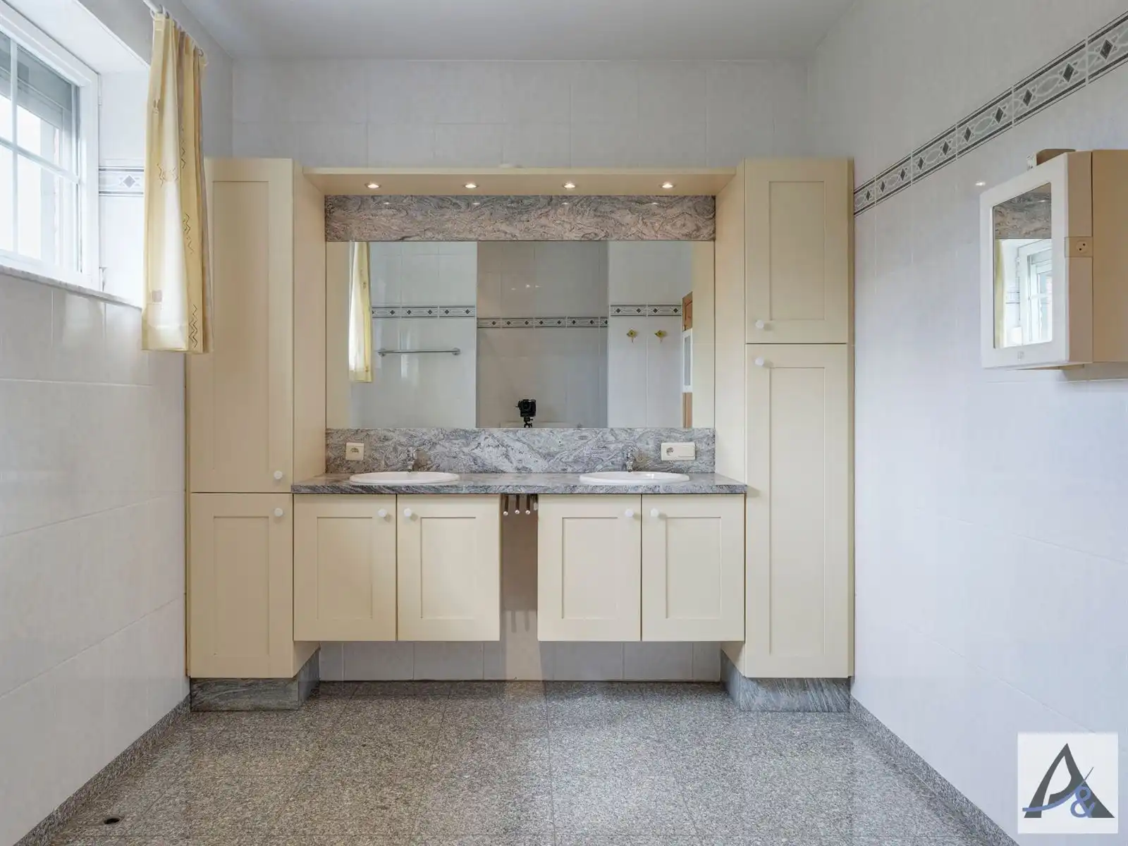 Exclusieve villa met ruime loods in hartje Munsterbilzen foto 36