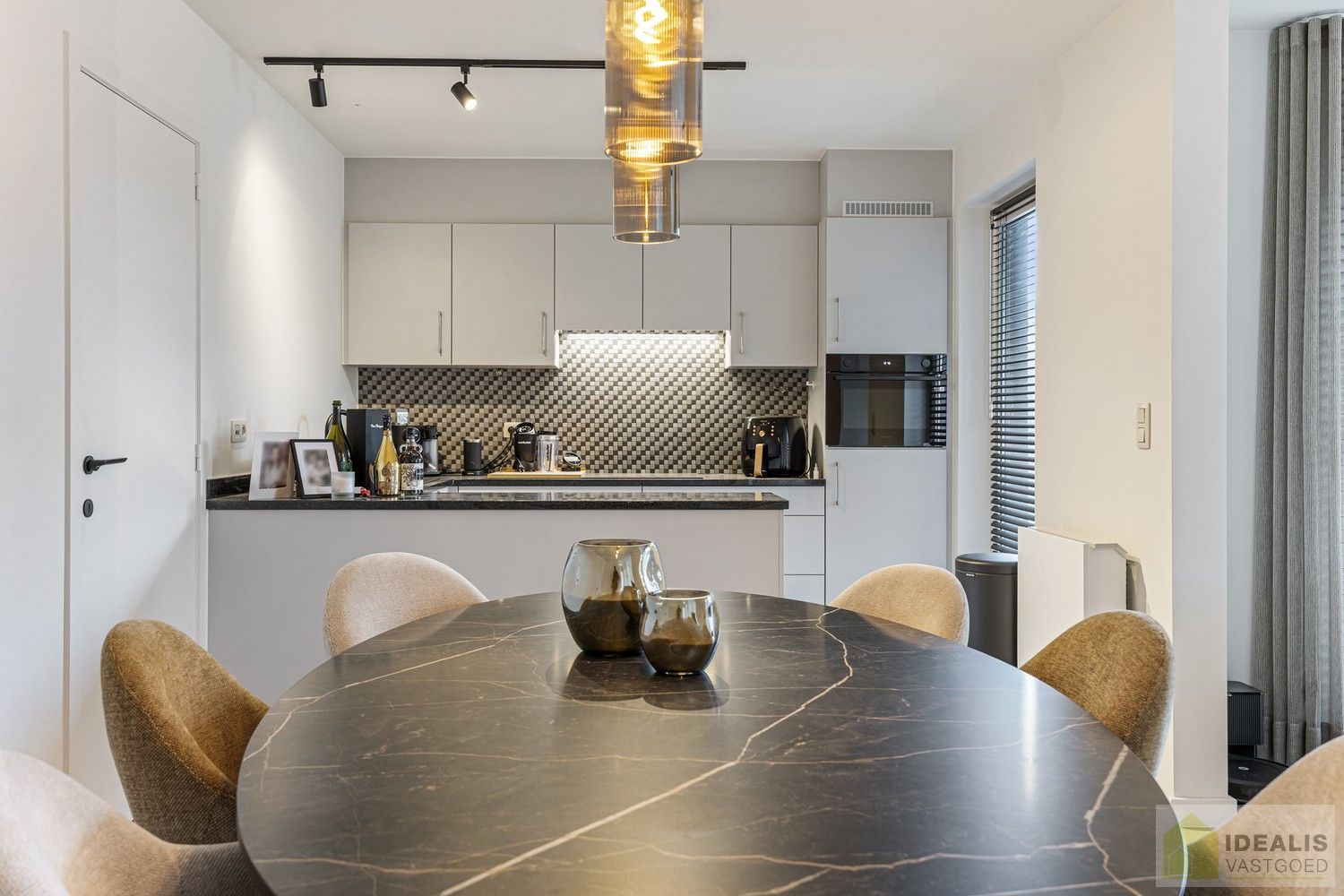IDEALIS VASTGOED – PERFECT ONDERHOUDEN INSTAPKLAAR APPARTEMENT met een bewoonbare oppervlakte van 91m² bestaande uit een prachtige leefruimte, 2 zeer ruime slaapkamers, een aangenaam terras en ondergrondse parkeerplaats! Het appartement is gelegen in hartje Pelt op wandelafstand van horeca, shopping en openbaar vervoer! foto 7