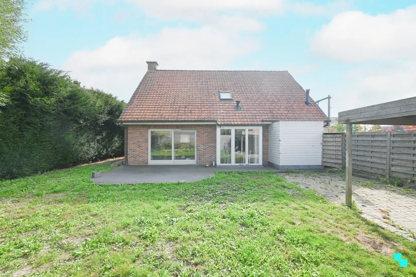 Alleenstaande, te renoveren villa in residentiële buurt foto 3